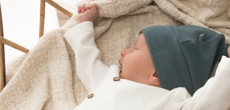 Babykleding voor jongens, handgemaakt met OEKO-TEX gecertificeerde stoffen.