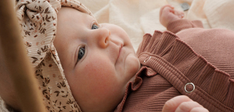 Handgemaakte babykleding voor meisjes in zachte stoffen, met unieke designs en veilige materialen, ideaal voor newborns en baby meisjes.