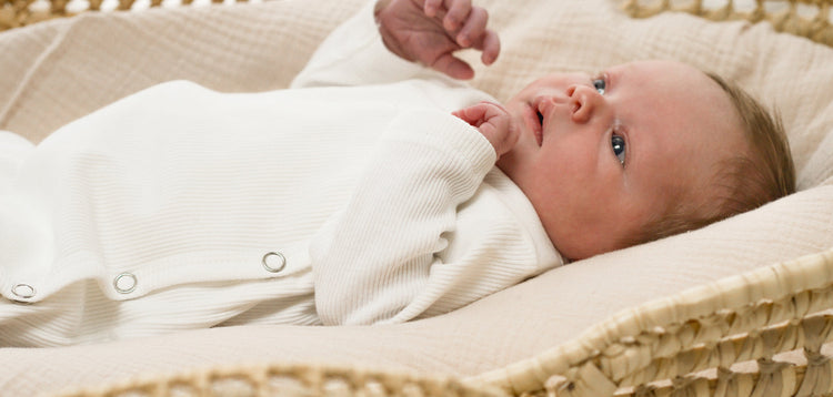 nisex babykleding in neutrale kleuren, handgemaakt en OEKO-TEX gecertificeerd, veilig voor elke baby