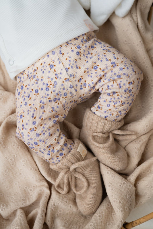 Broekje Pastel blauwe mini bloemen (rib)