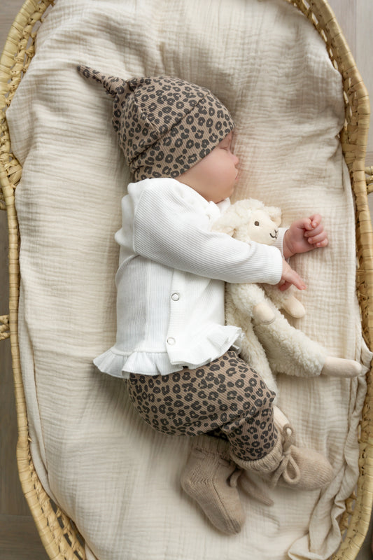 Newborn set Panterprint donker beige (rib) broek + muts