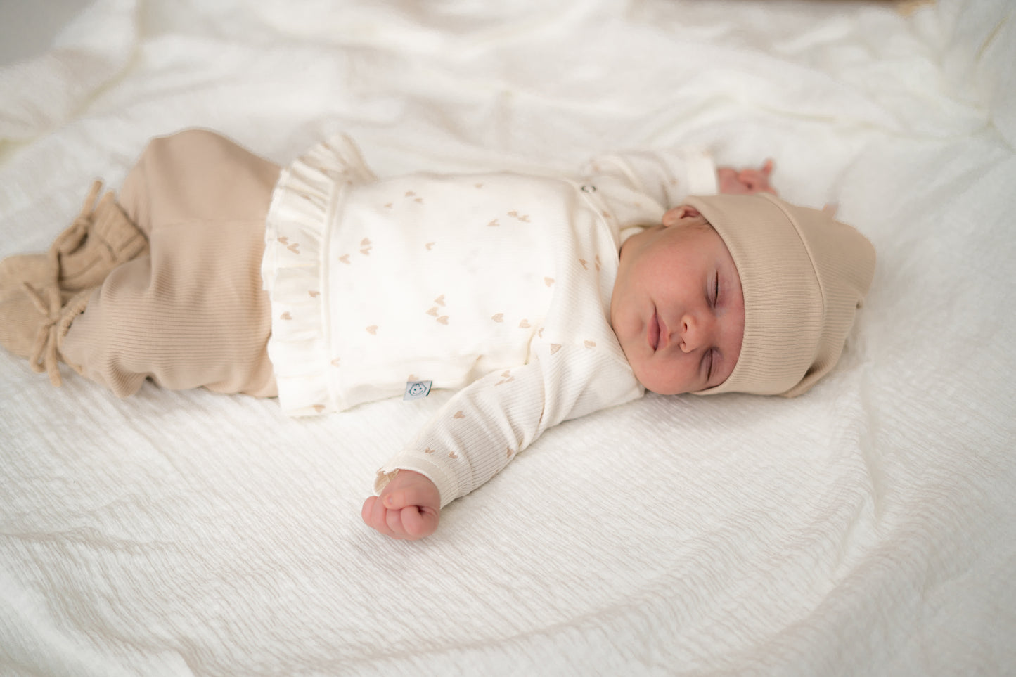 Overslagshirtje ruffle Mini hartjes beige (rib)