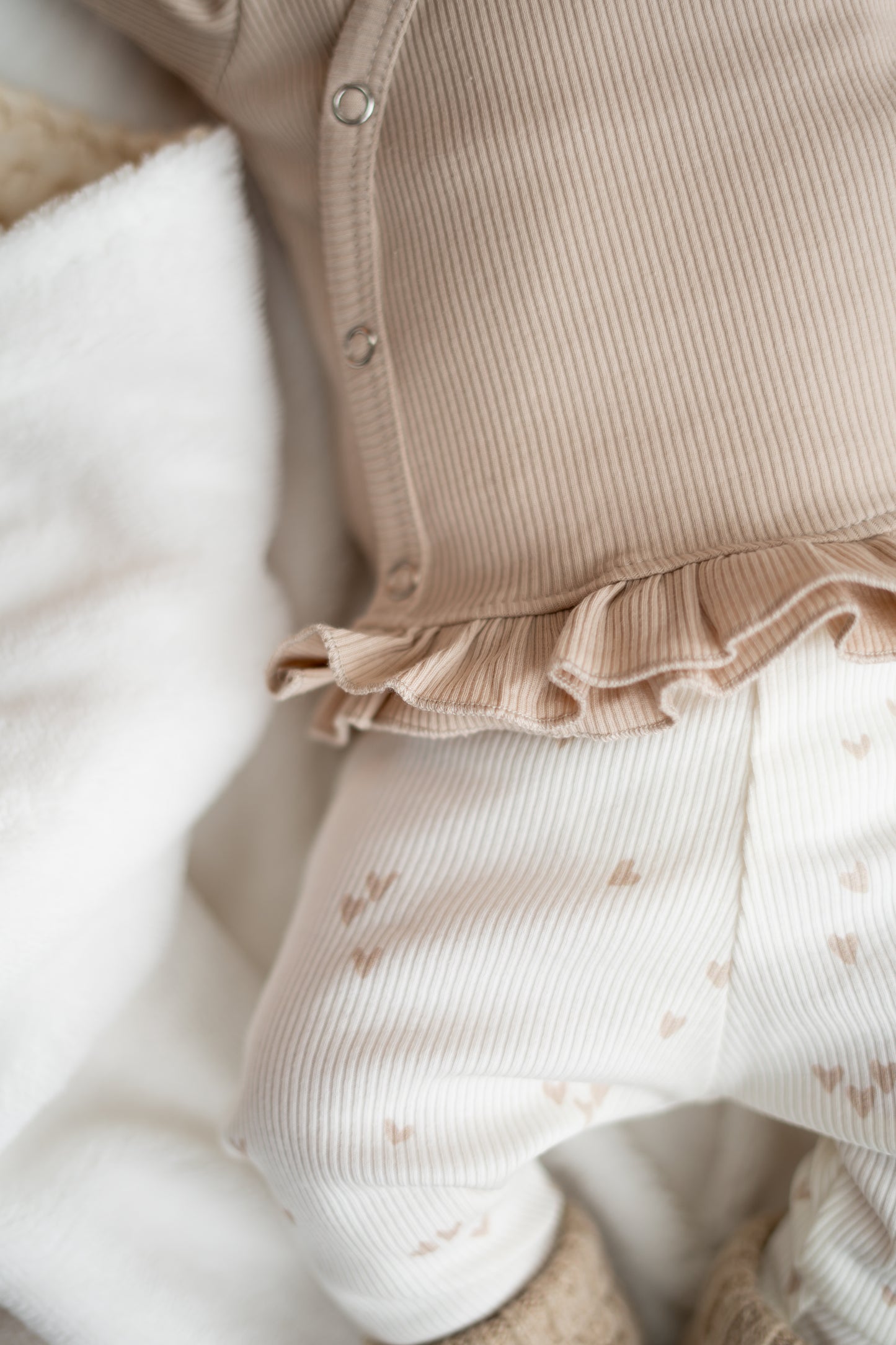 Prematuur broekje Mini hartjes beige (rib)
