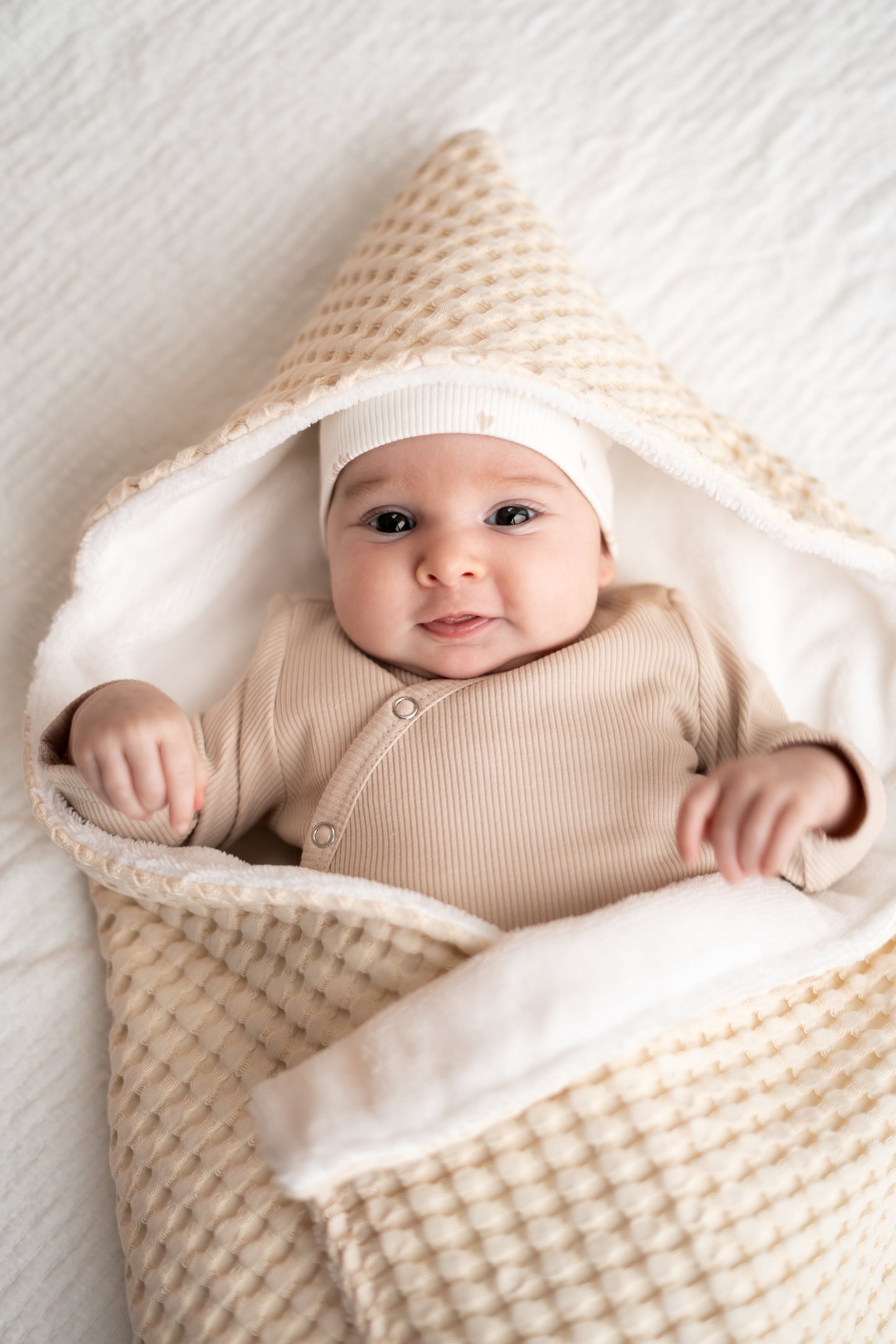 Newborn set Mini hartjes beige (rib) broek + muts