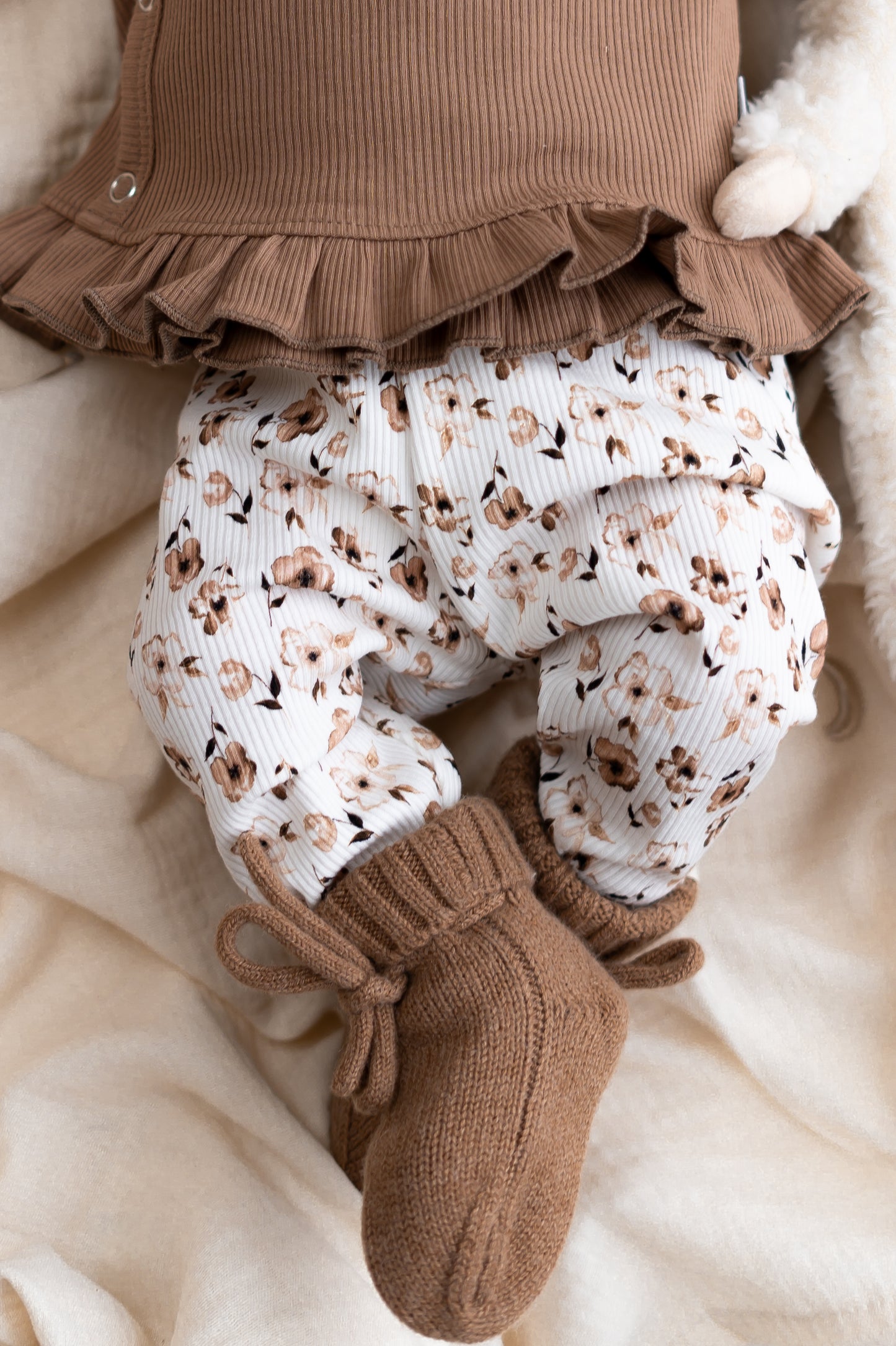 Newborn set Bruine bloem (rib) broek + muts