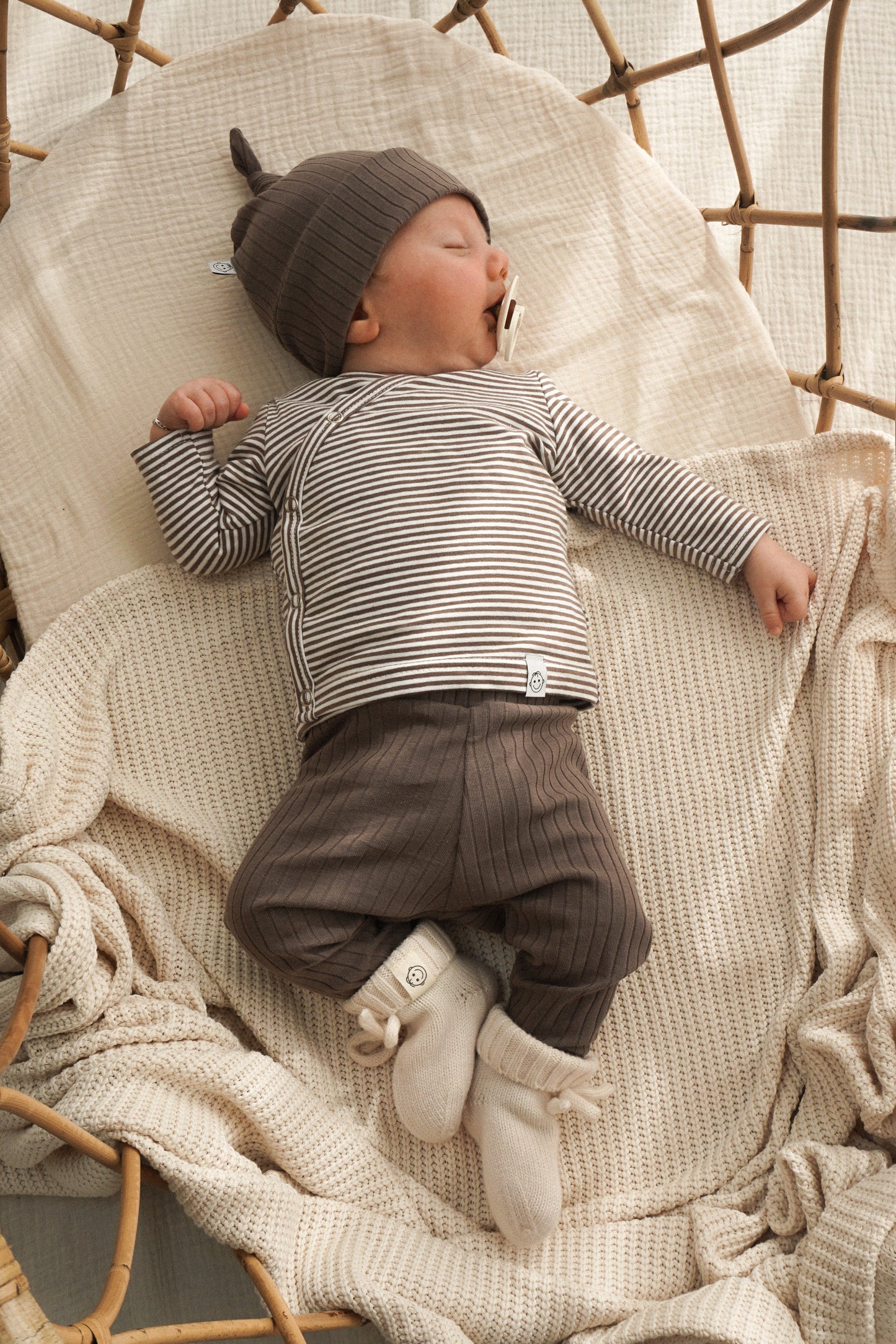 Newborn set Taupe bruin (brede rib) broek + muts