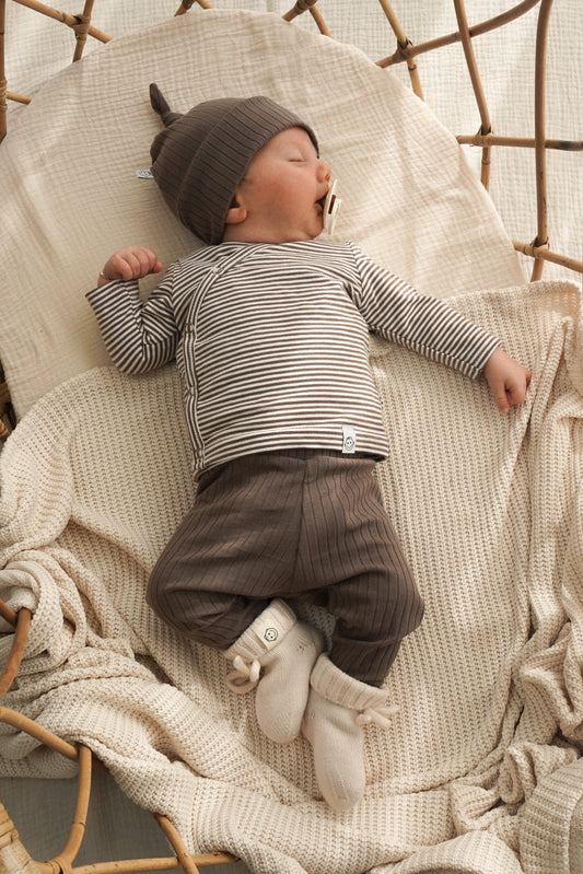 Newborn set Taupe bruin (brede rib) broek + muts