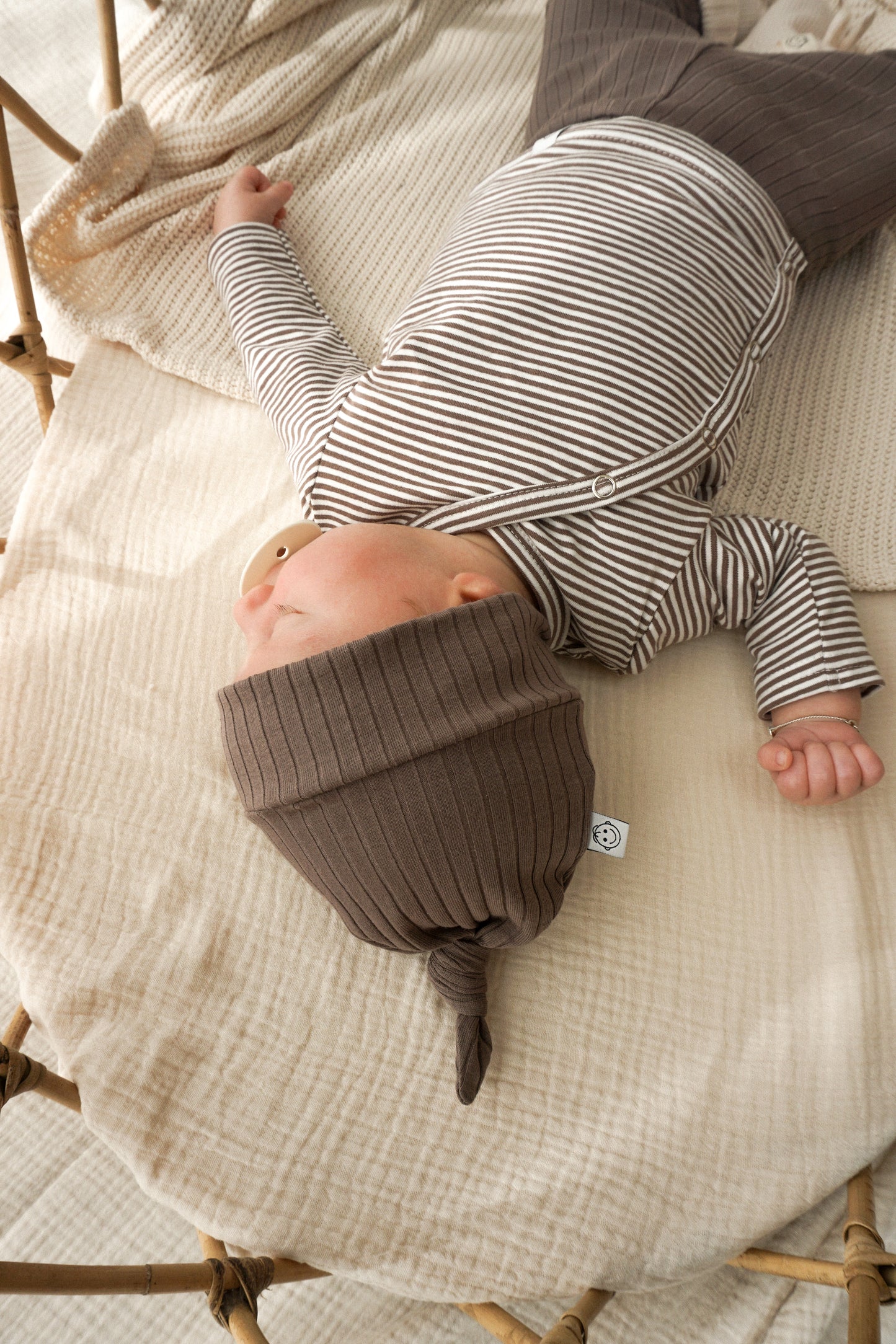 Mutsje Taupe bruin (brede rib)