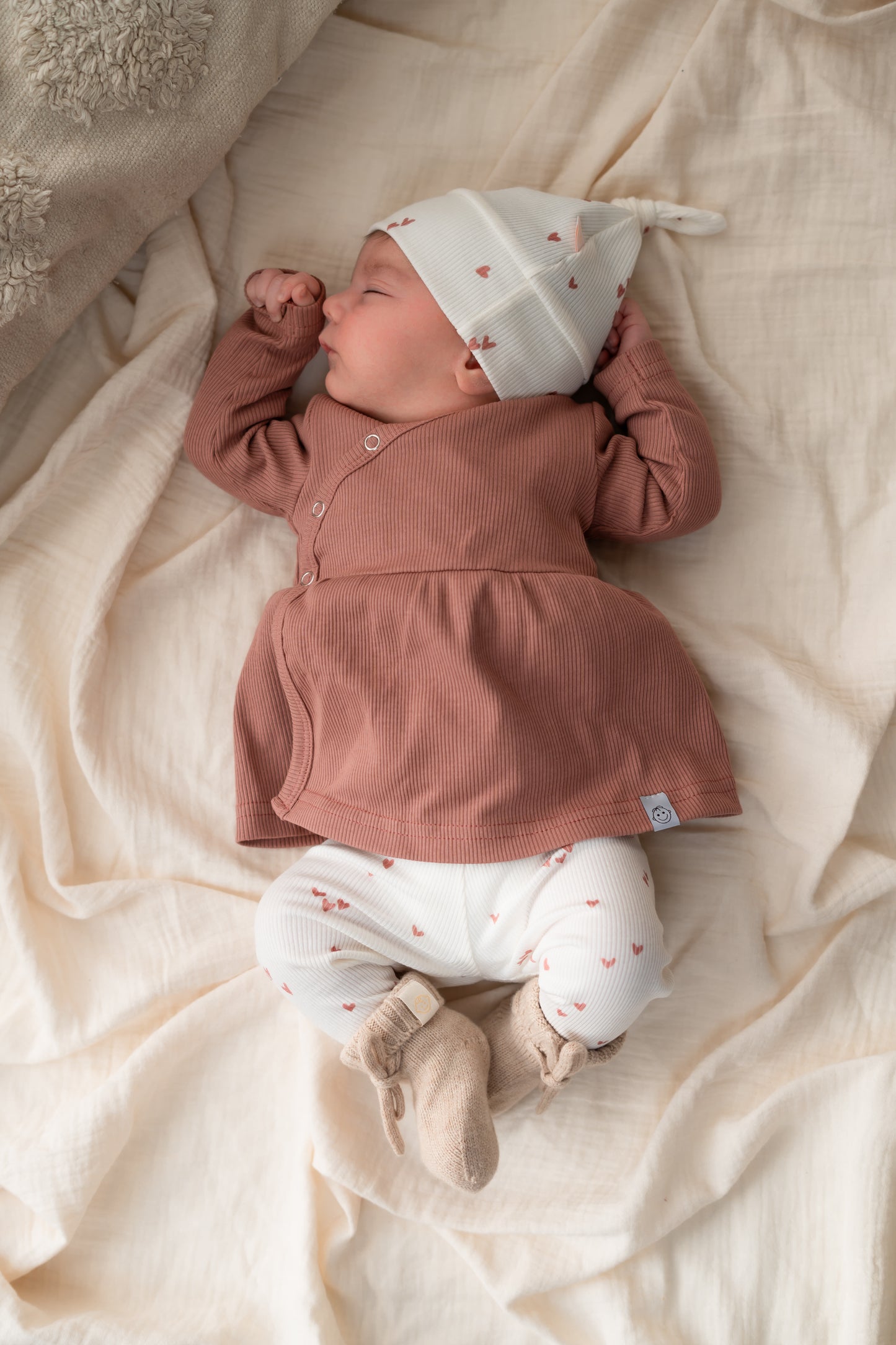 Broekje mini hartjes klei roze (rib)