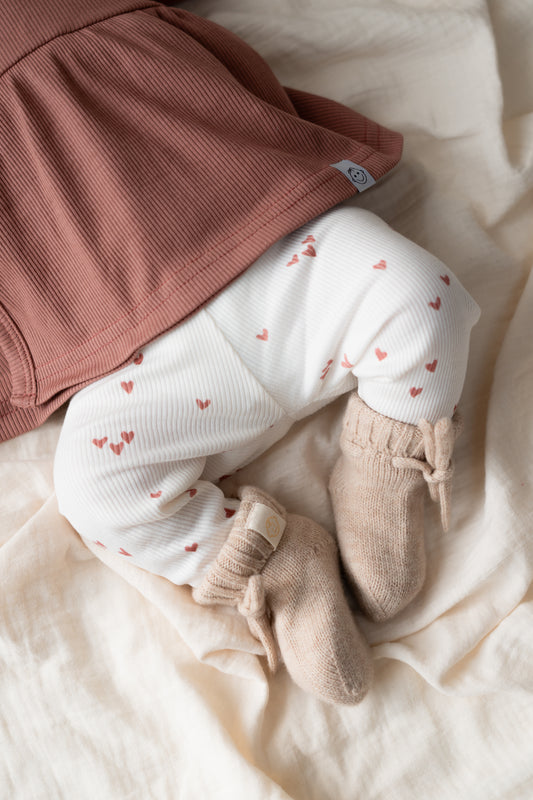 Broekje mini hartjes klei roze (rib)