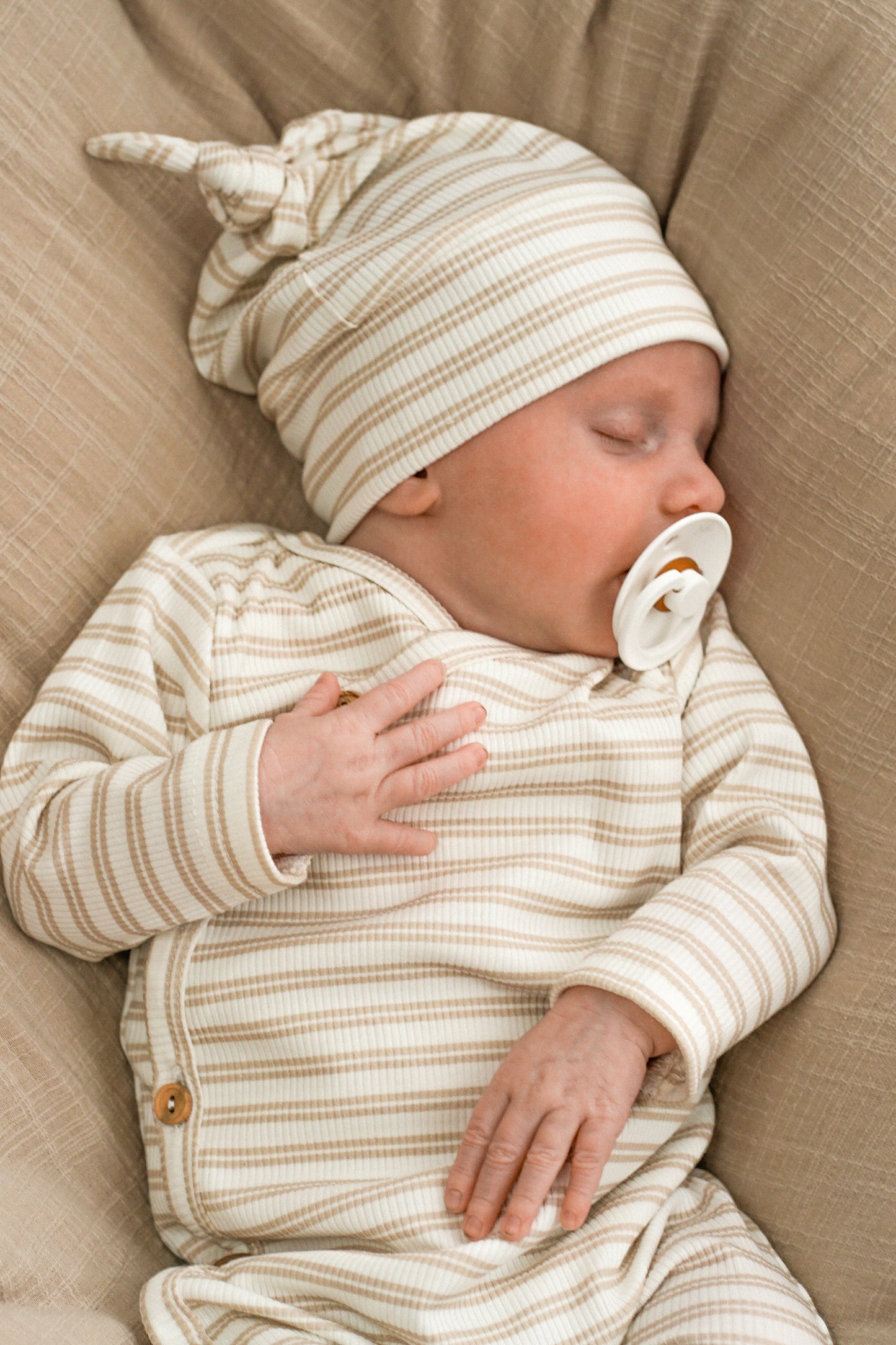 Mutsje Beige streepjes (rib)