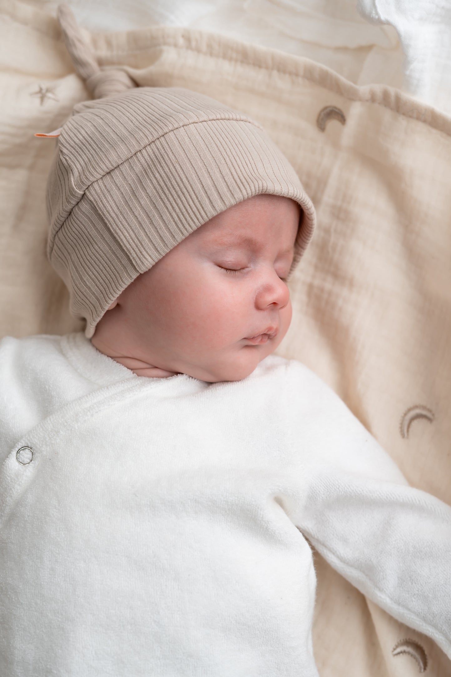 Newborn set Beige (ongelijke rib) broek + muts