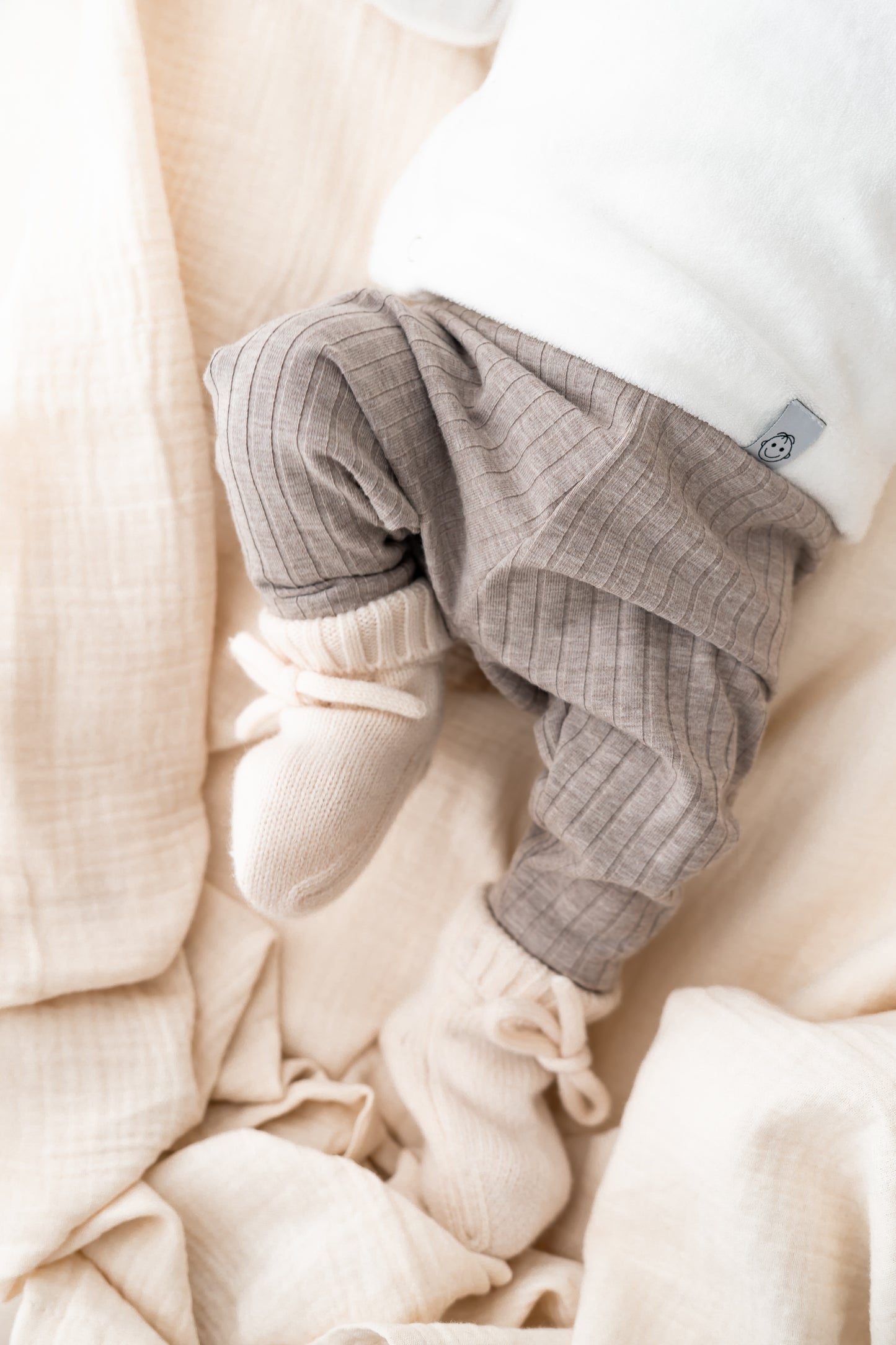 Newborn set Taupe melange (brede rib) broek + muts