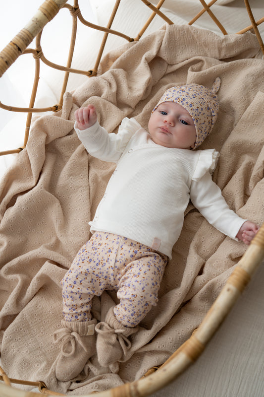 Newborn set Pastel blauwe mini bloemen (rib) broek + muts