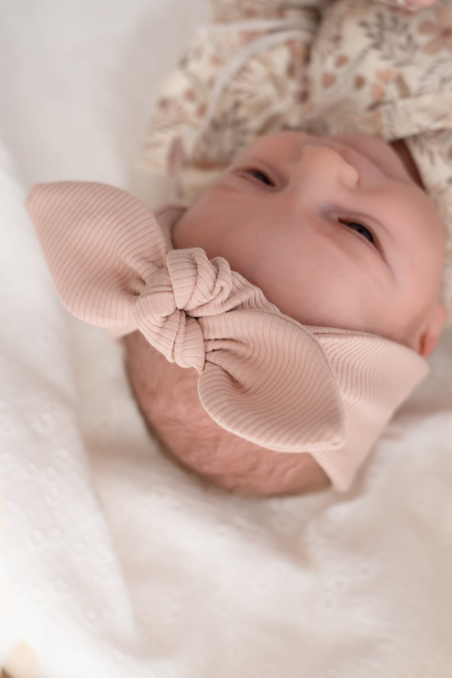 Haarbandje knoop zacht roze  (rib)