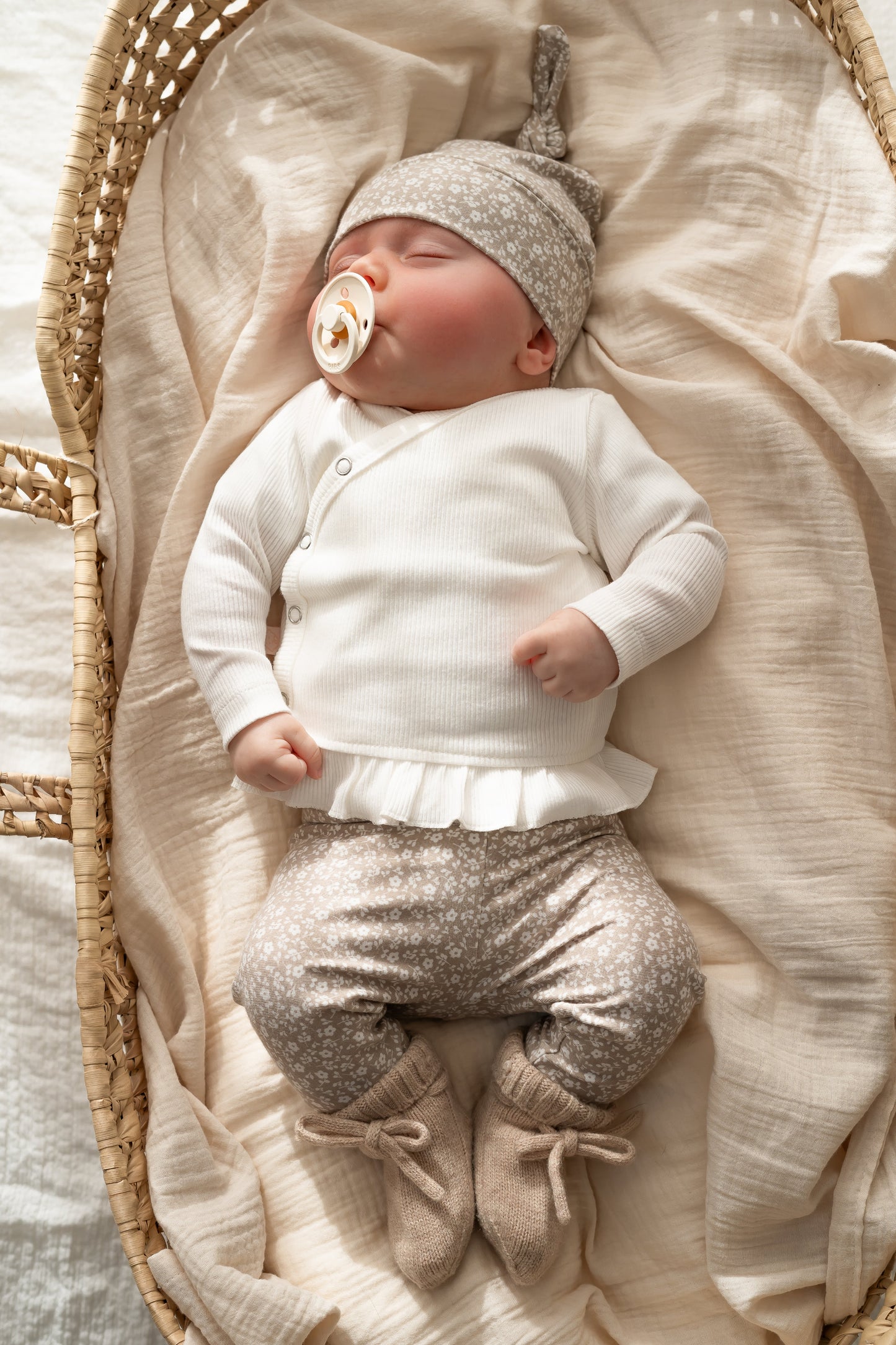 Newborn set bloemen taupe broek + muts