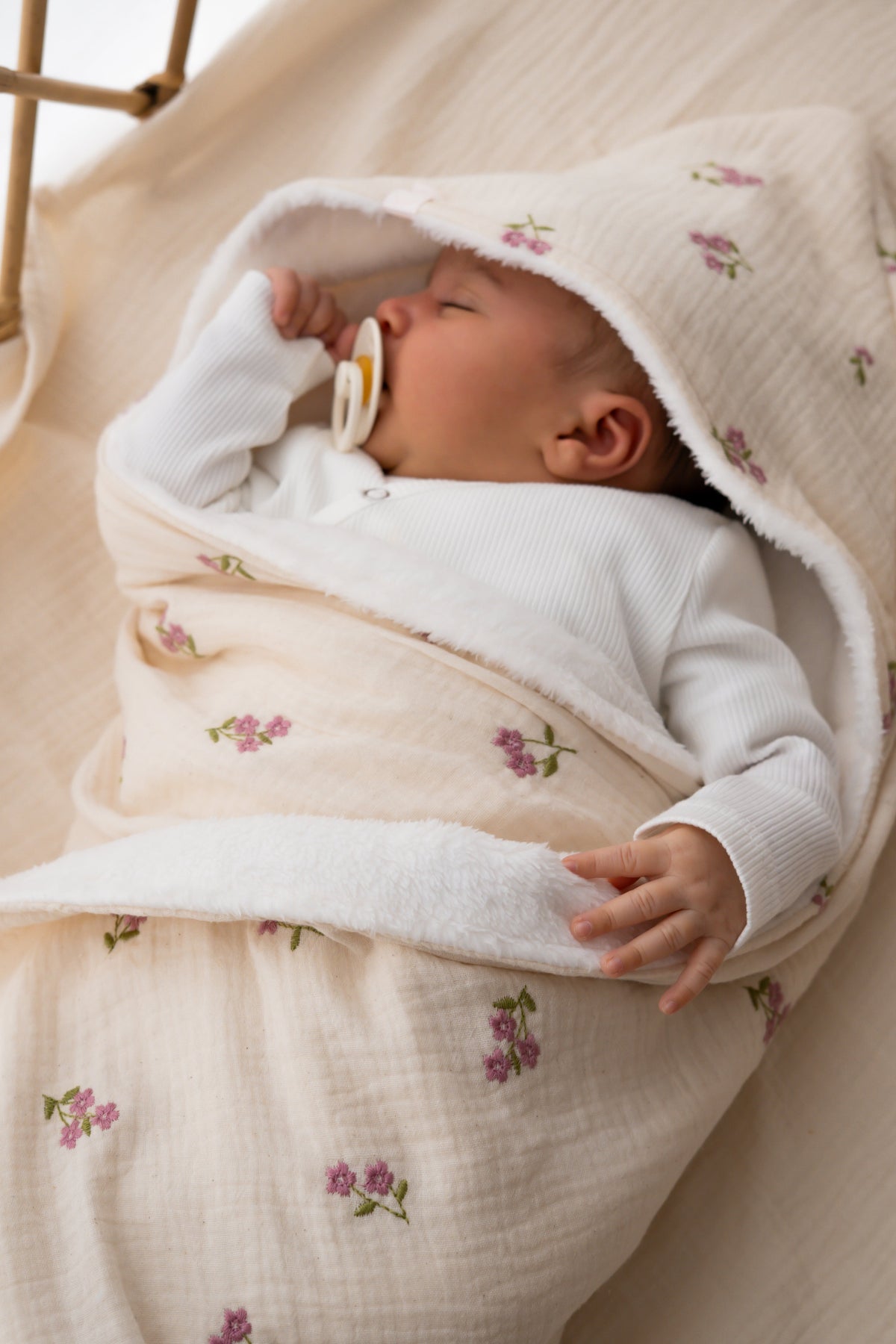 Wikkeldoek Embroidery bloem roze (teddy)
