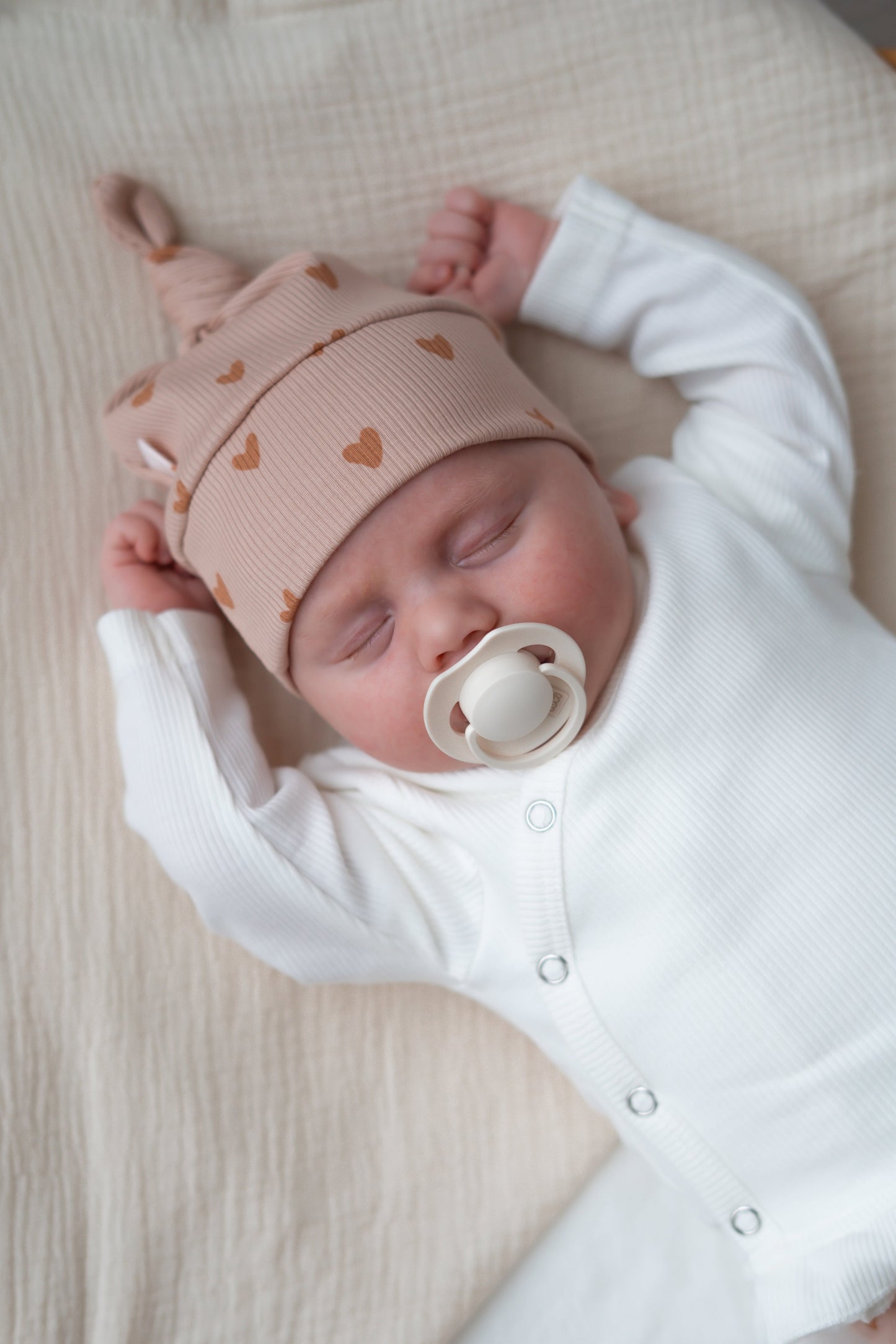 Newborn set Hartjes roze (rib) broek + muts