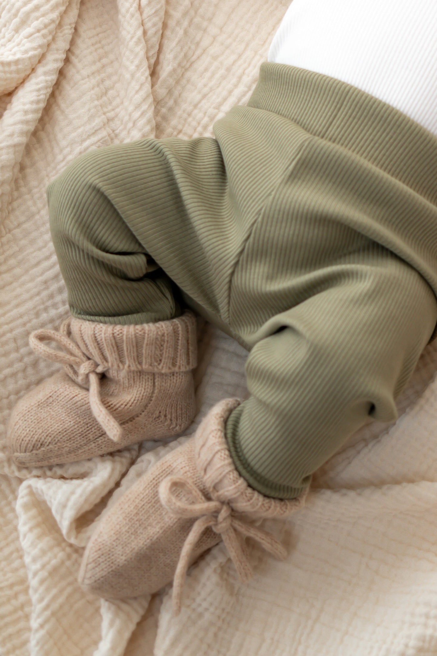 Newborn set Olijfgroen (rib) broek + muts