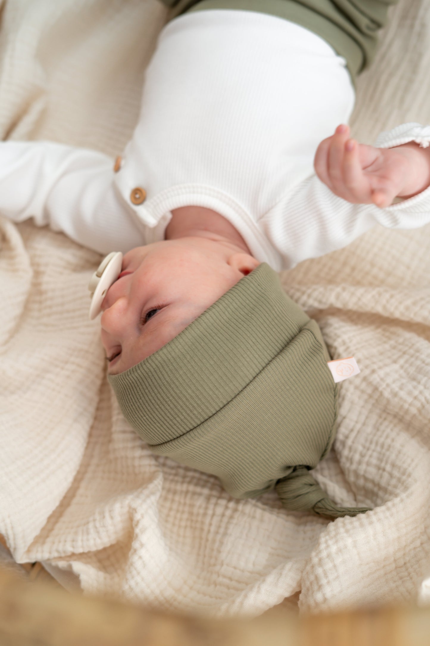 Newborn set Olijfgroen (rib) broek + muts