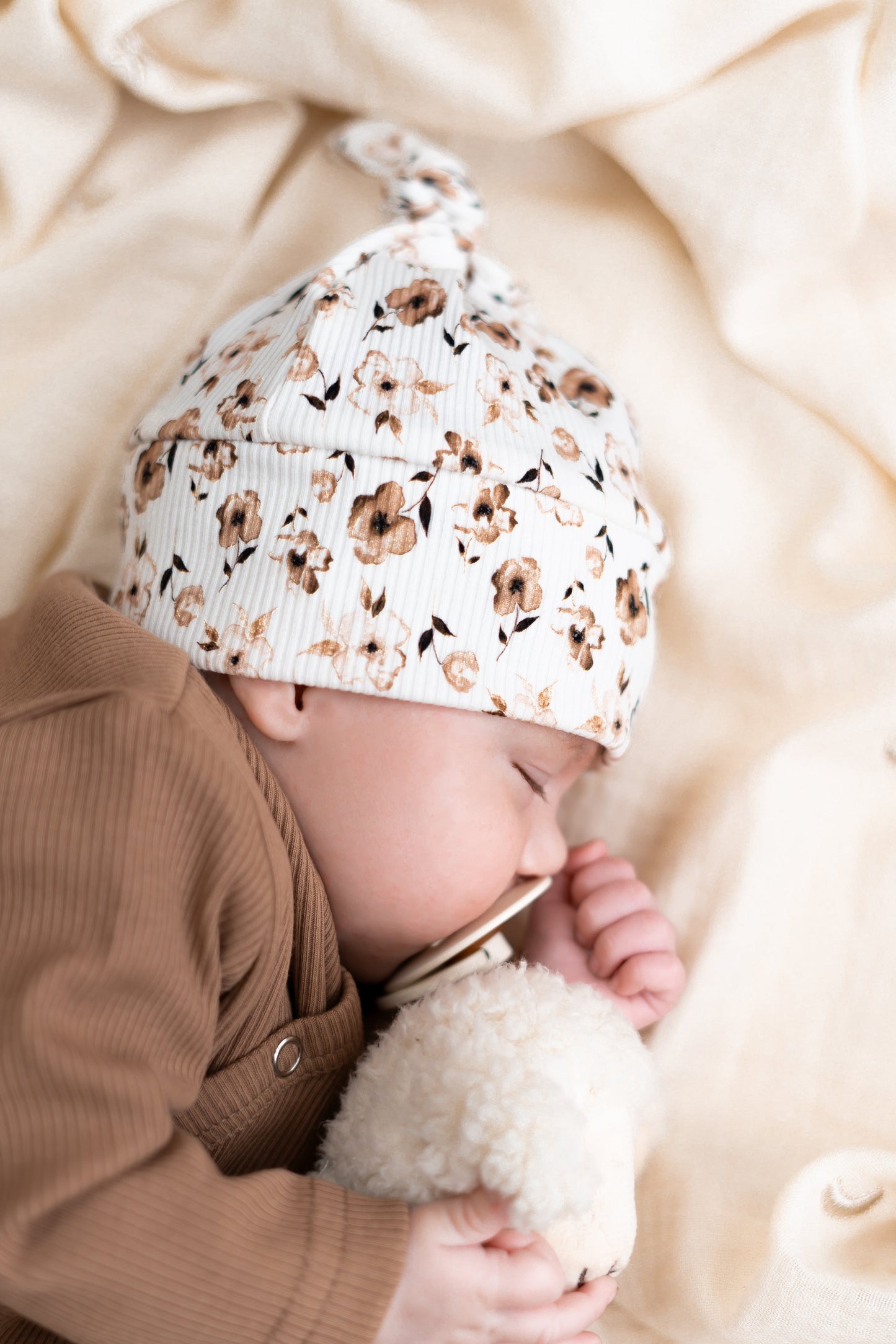 Newborn set Bruine bloem (rib) broek + muts