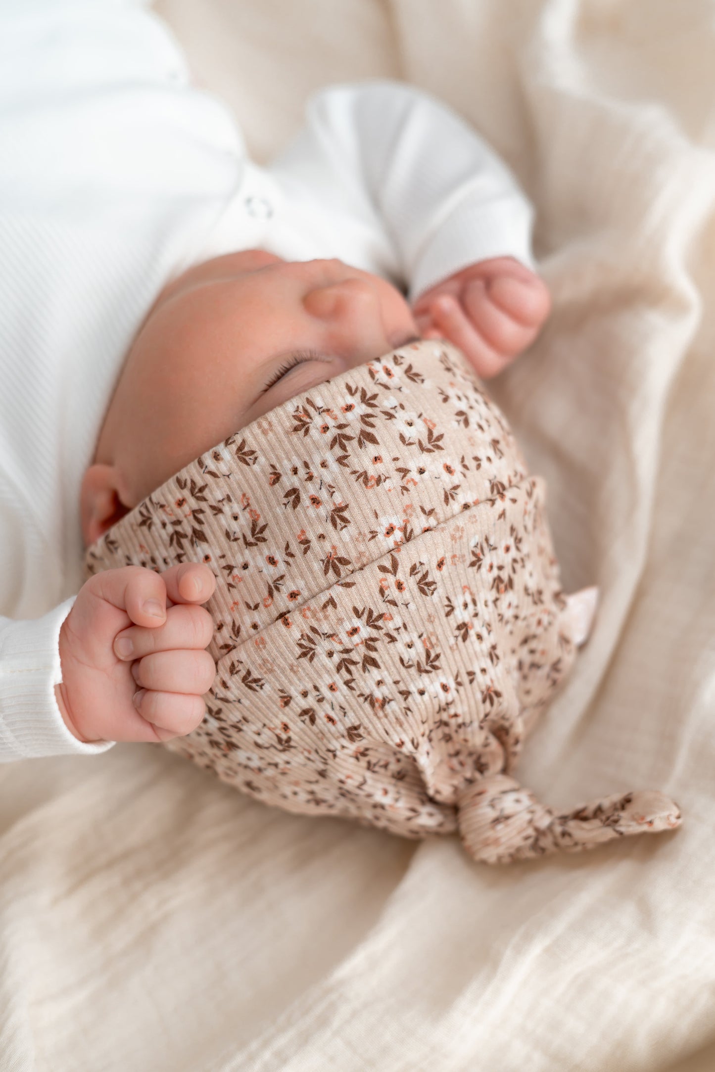 Prematuur mutsje Flowerbomb beige (rib)