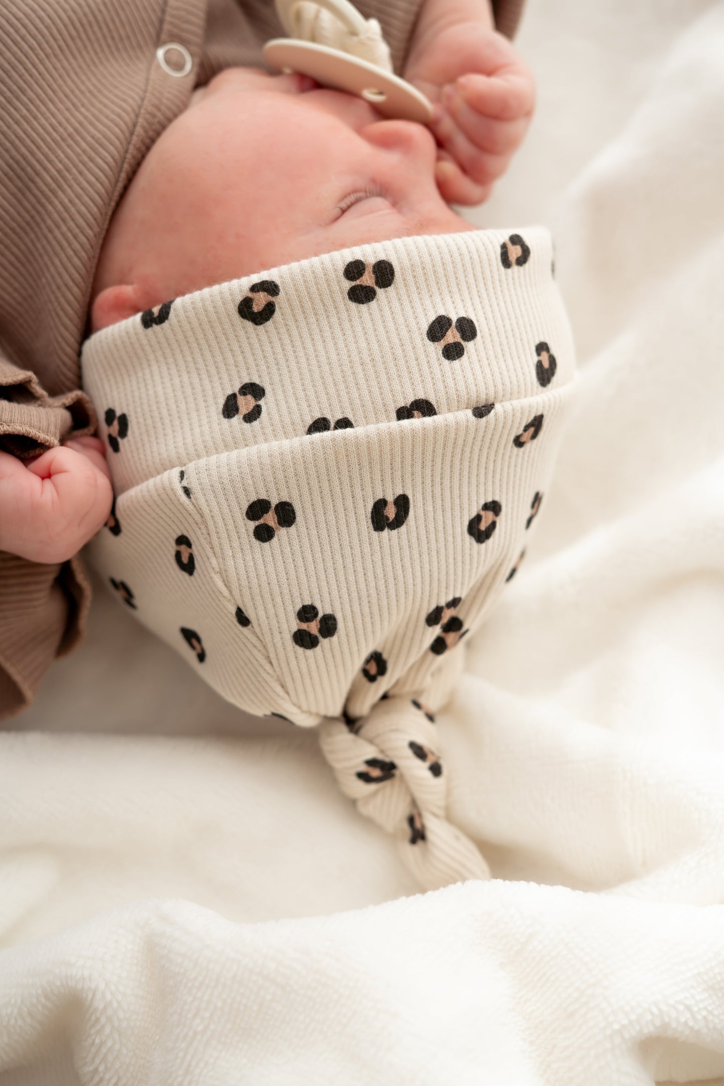 Newborn set Panterprint zand (rib)