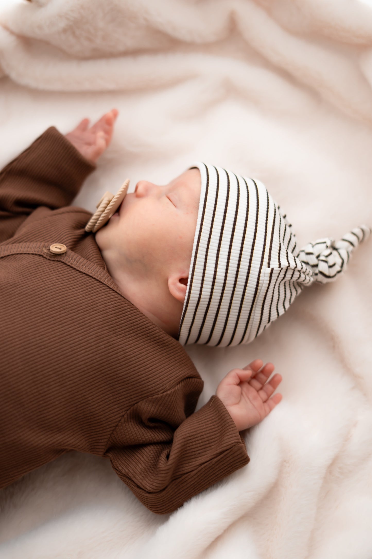 Newborn set Streepjes bruin (rib) broek + muts