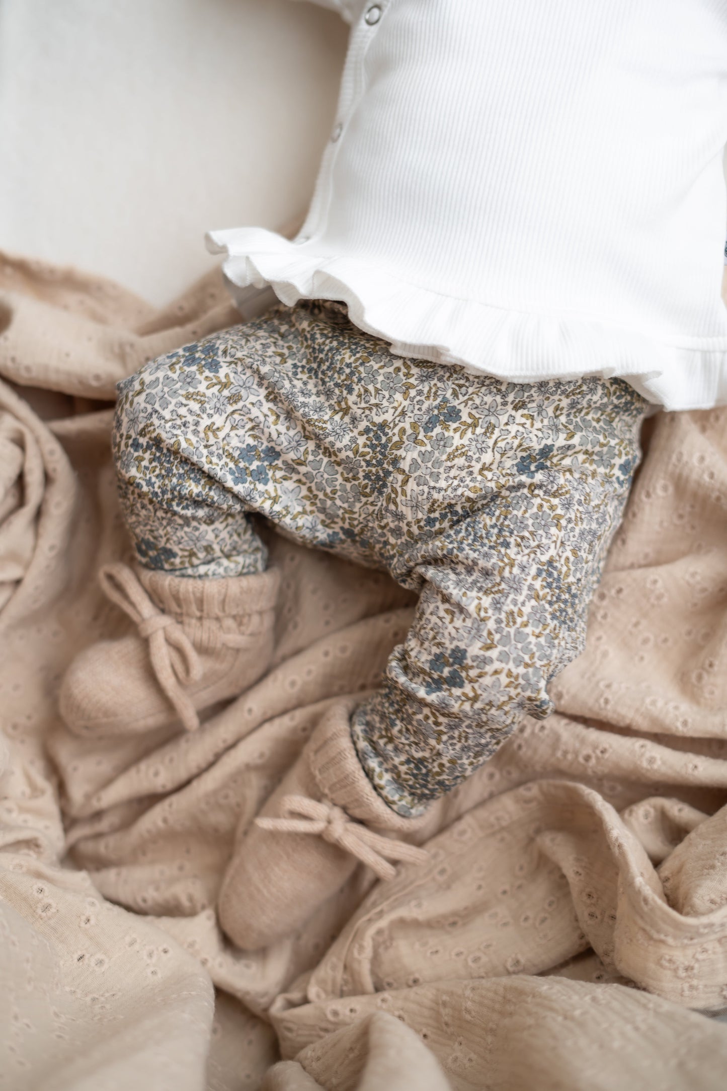 Broekje bloemetjes blauw (rib)