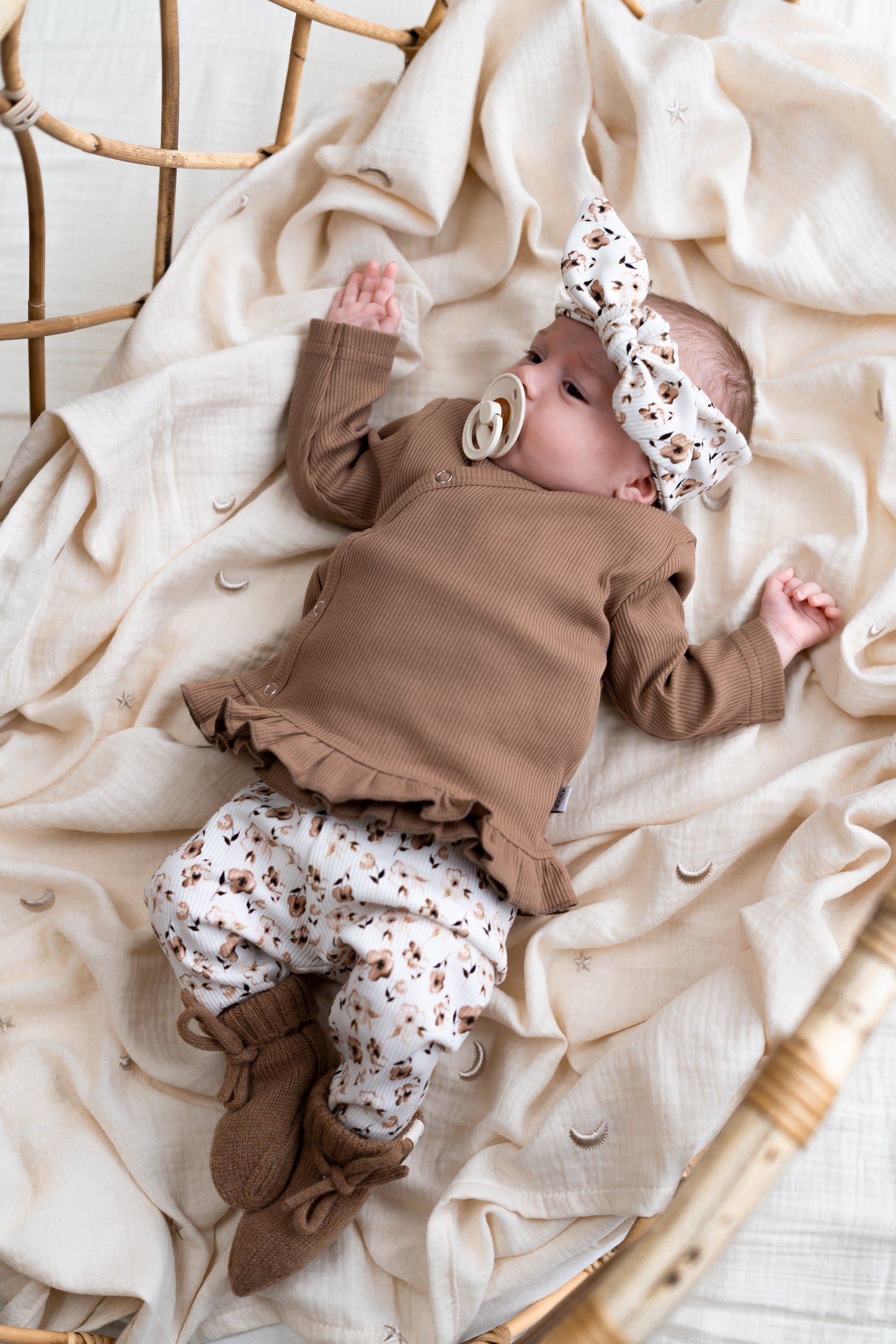 Broekje bruine bloem (rib)