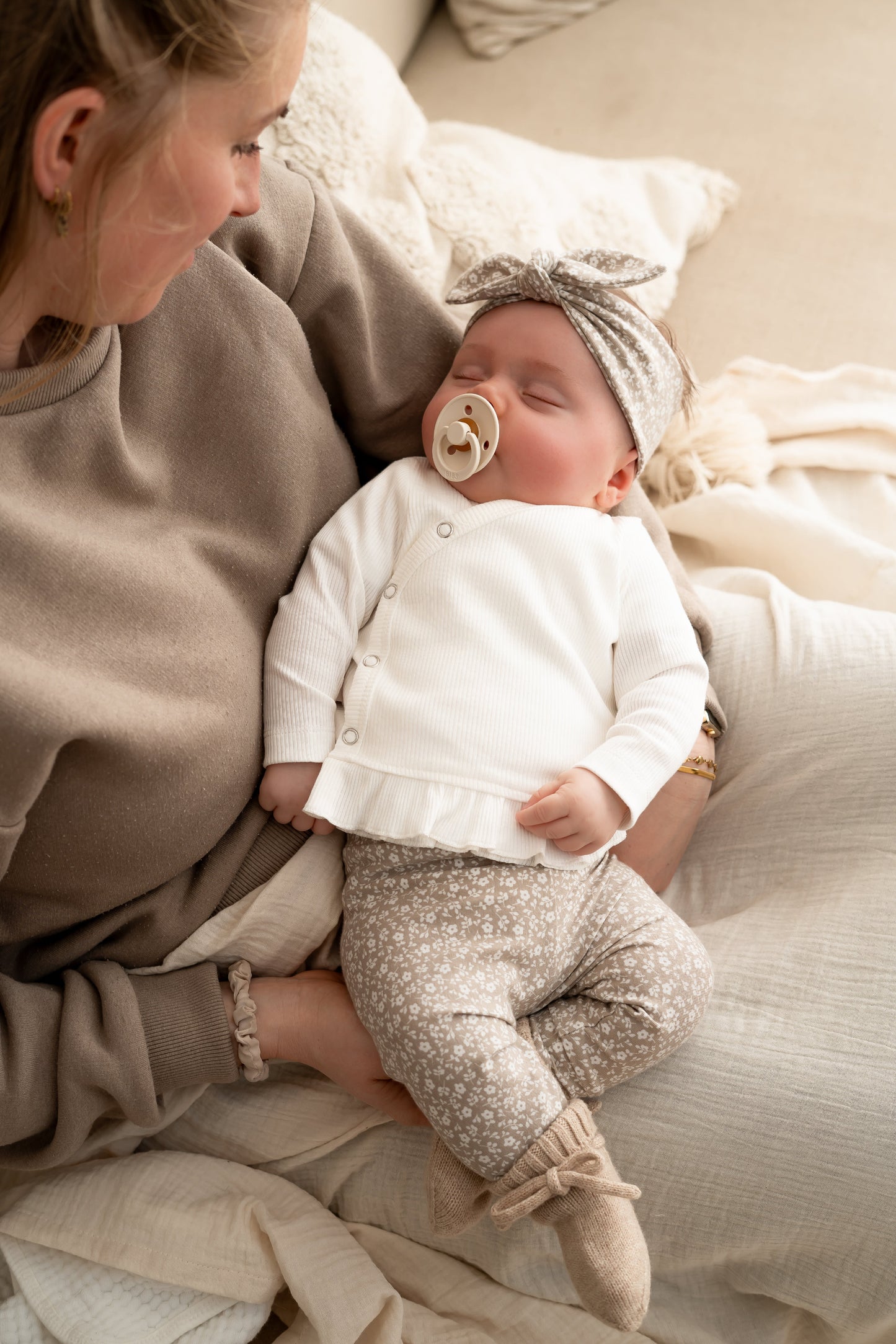 Broekje Bloemen taupe
