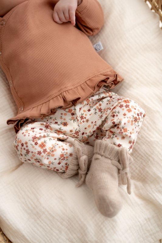 Broekje mini bloemen perzik (rib)