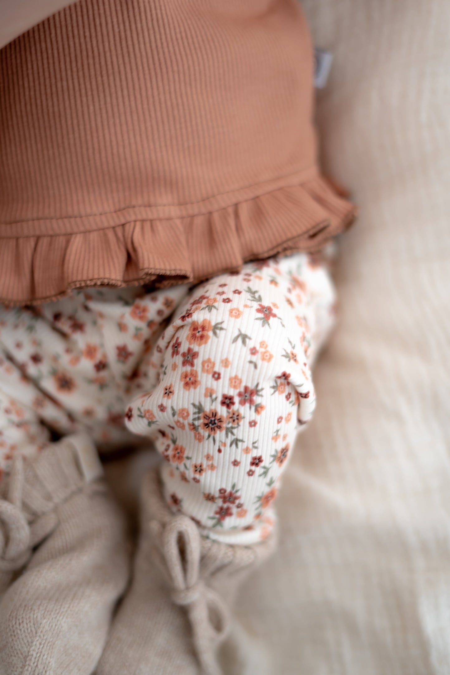 Broekje mini bloemen perzik (rib)