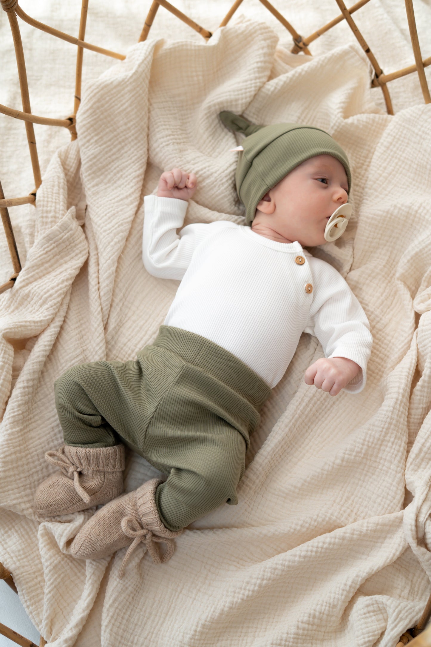 Newborn set Olijfgroen (rib) broek + muts