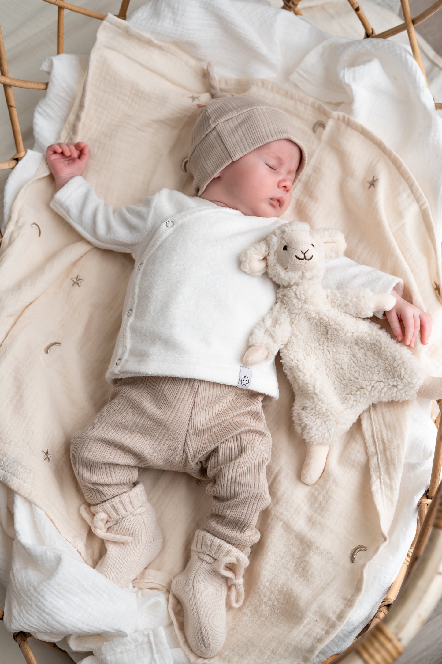 Newborn set Beige (ongelijke rib) broek + muts