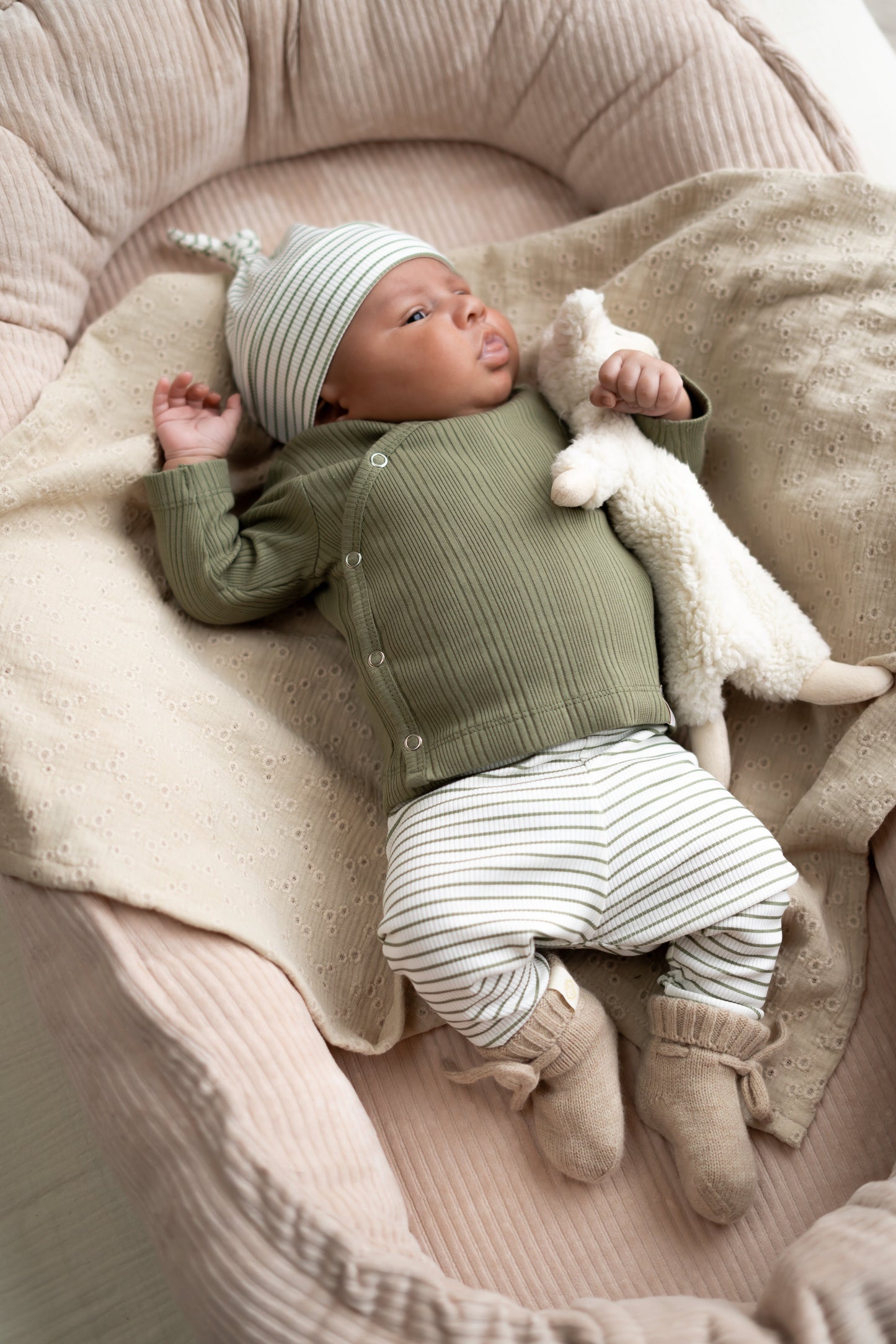 Newborn set Streepjes groen (rib) broek + muts
