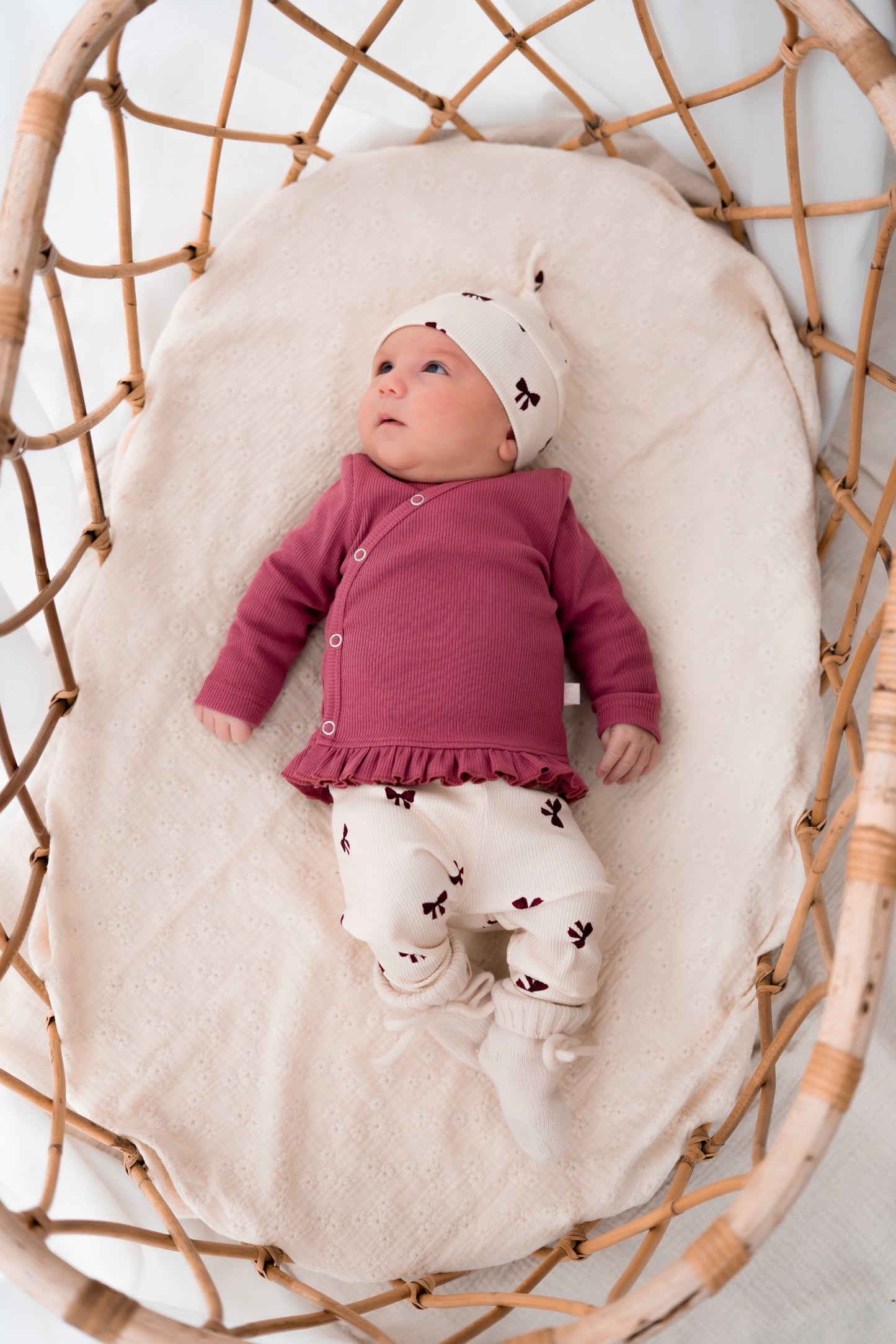 Newborn set Strikjes roze (rib) broek + muts