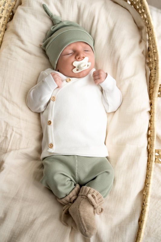 Newborn set Zacht groen (rib) broek + muts