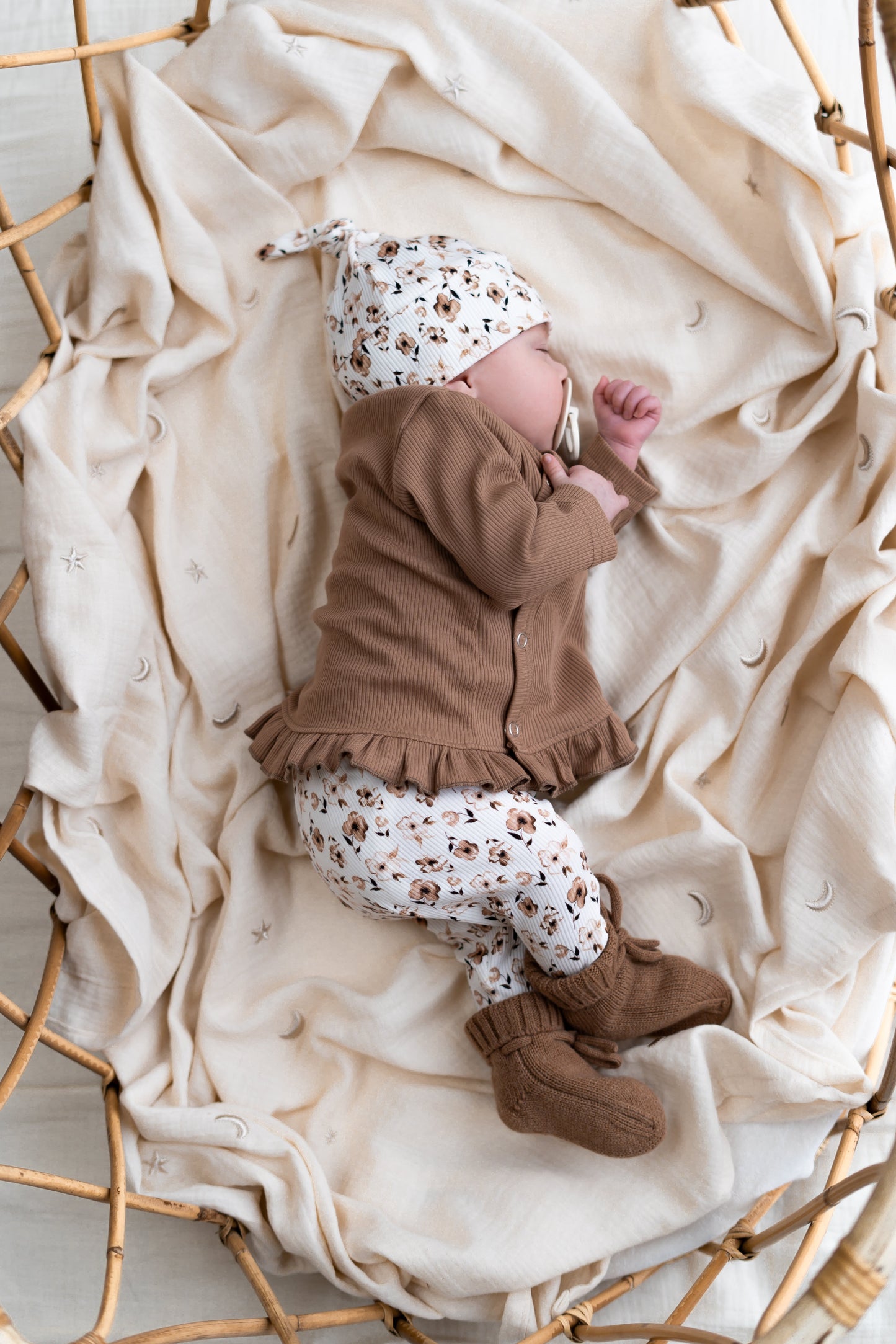 Newborn set Bruine bloem (rib) broek + muts