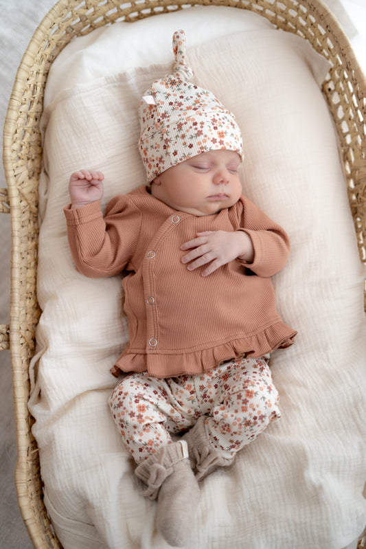 Newborn set Mini bloemen perzik (rib) broek + muts