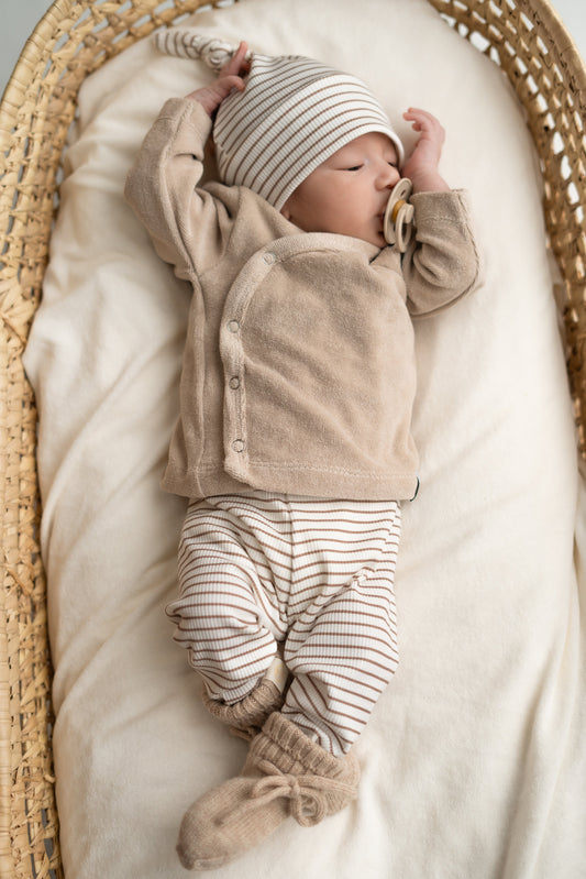 Newborn set Streepjes taupe (rib) broek + muts