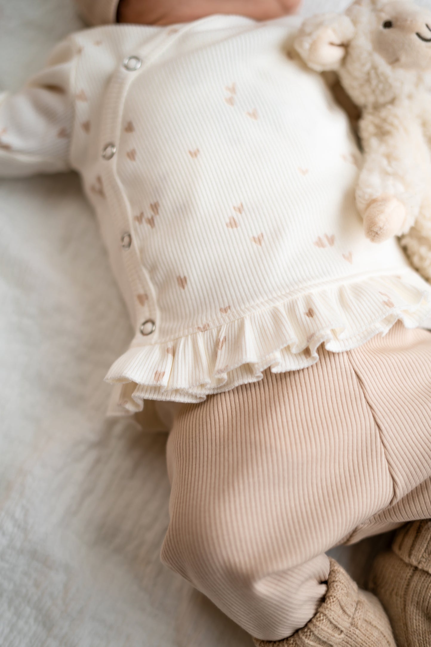 Prematuur overslagshirtje ruffle mini hartjes beige (rib)