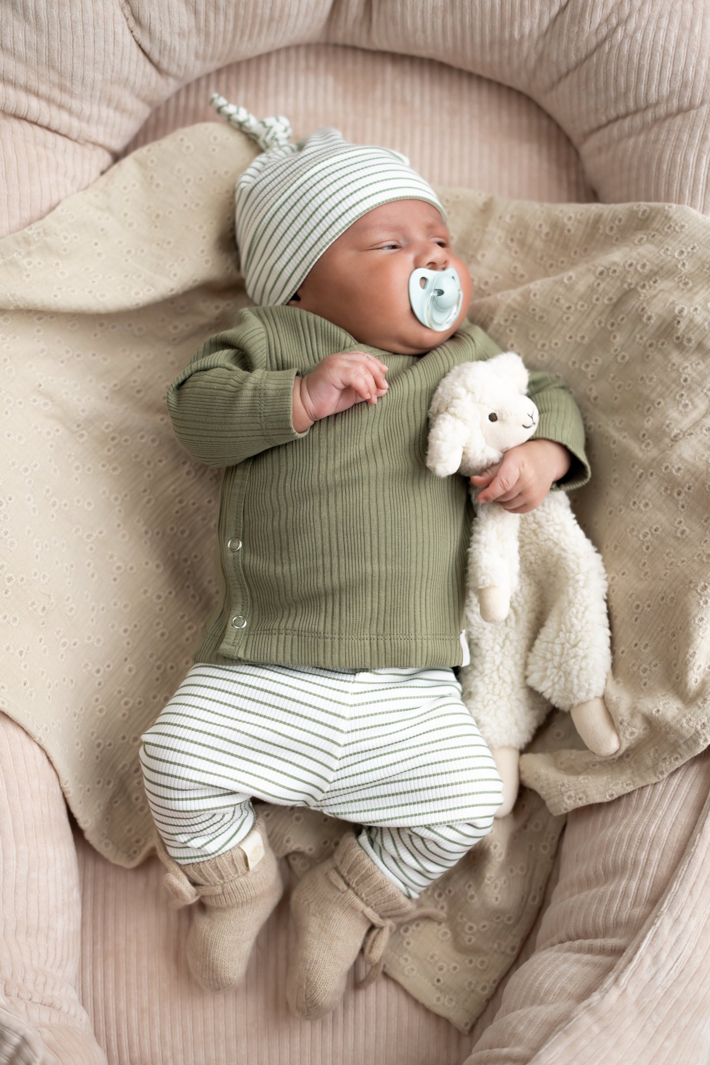 Newborn set Streepjes groen (rib) broek + muts