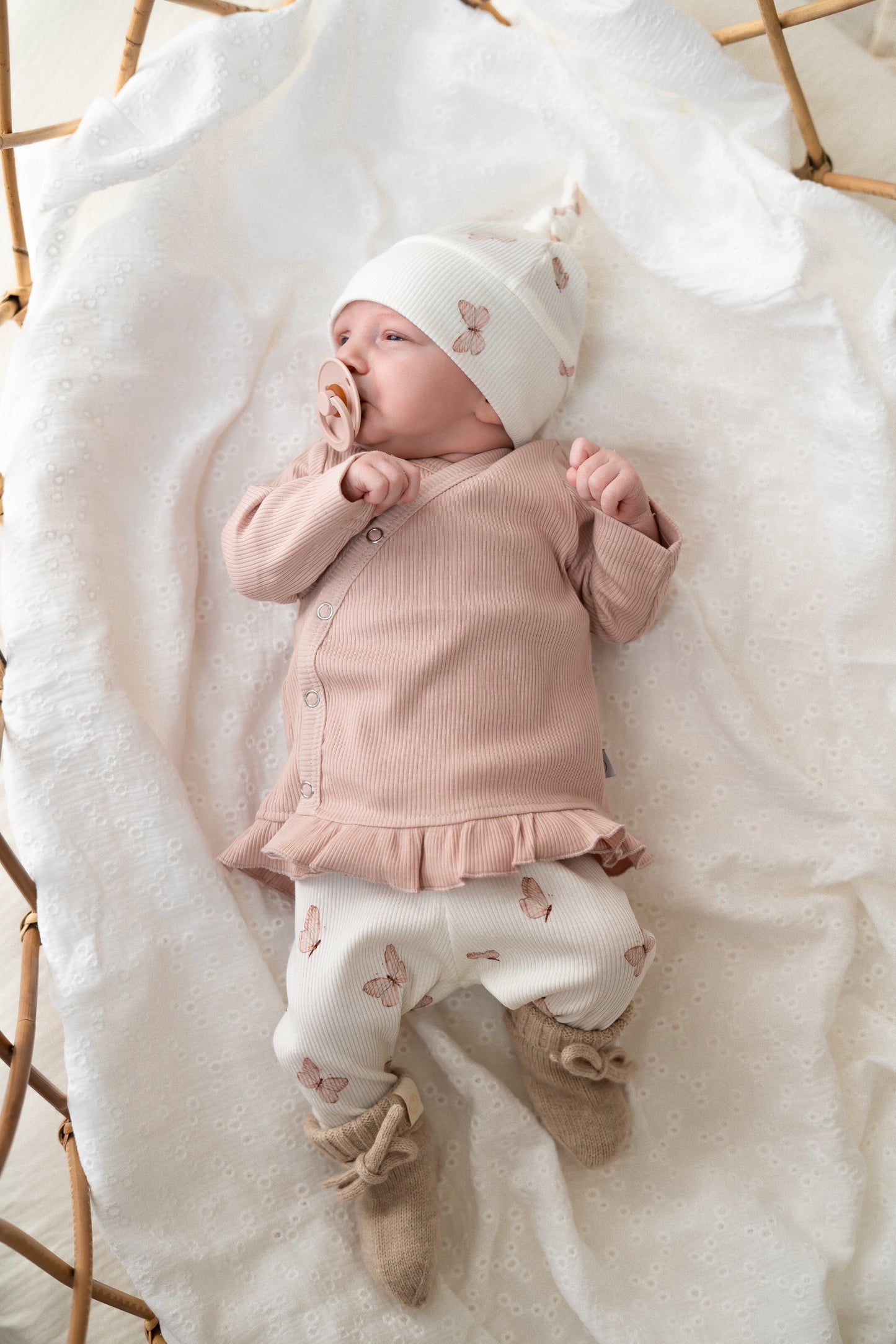 Prematuur overslagshirtje ruffle zachtroze (rib)