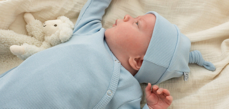 Nieuwe collectie babykleding en accessoires, met zachte stoffen en unieke ontwerpen, geschikt voor pasgeborenen en baby’s tot 12 maanden.