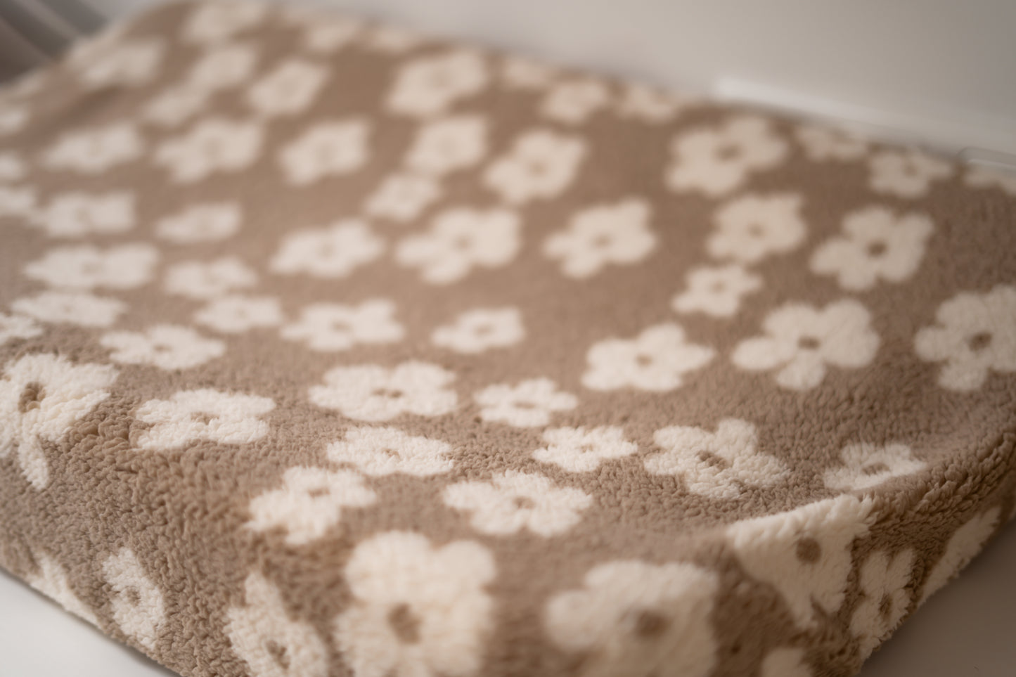 Aankleedkussenhoes Daisy taupe (teddy)