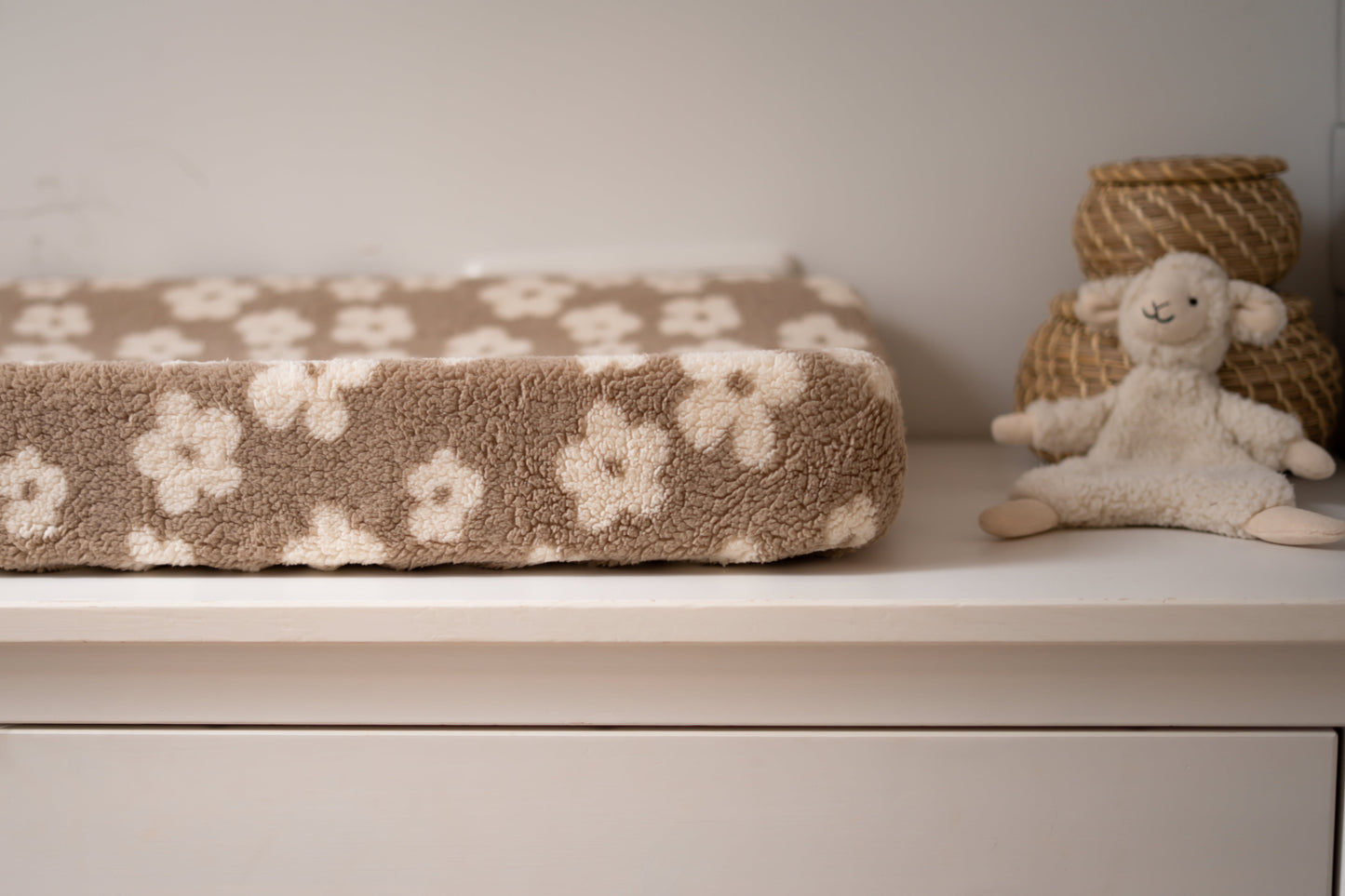 Aankleedkussenhoes Daisy taupe (teddy)