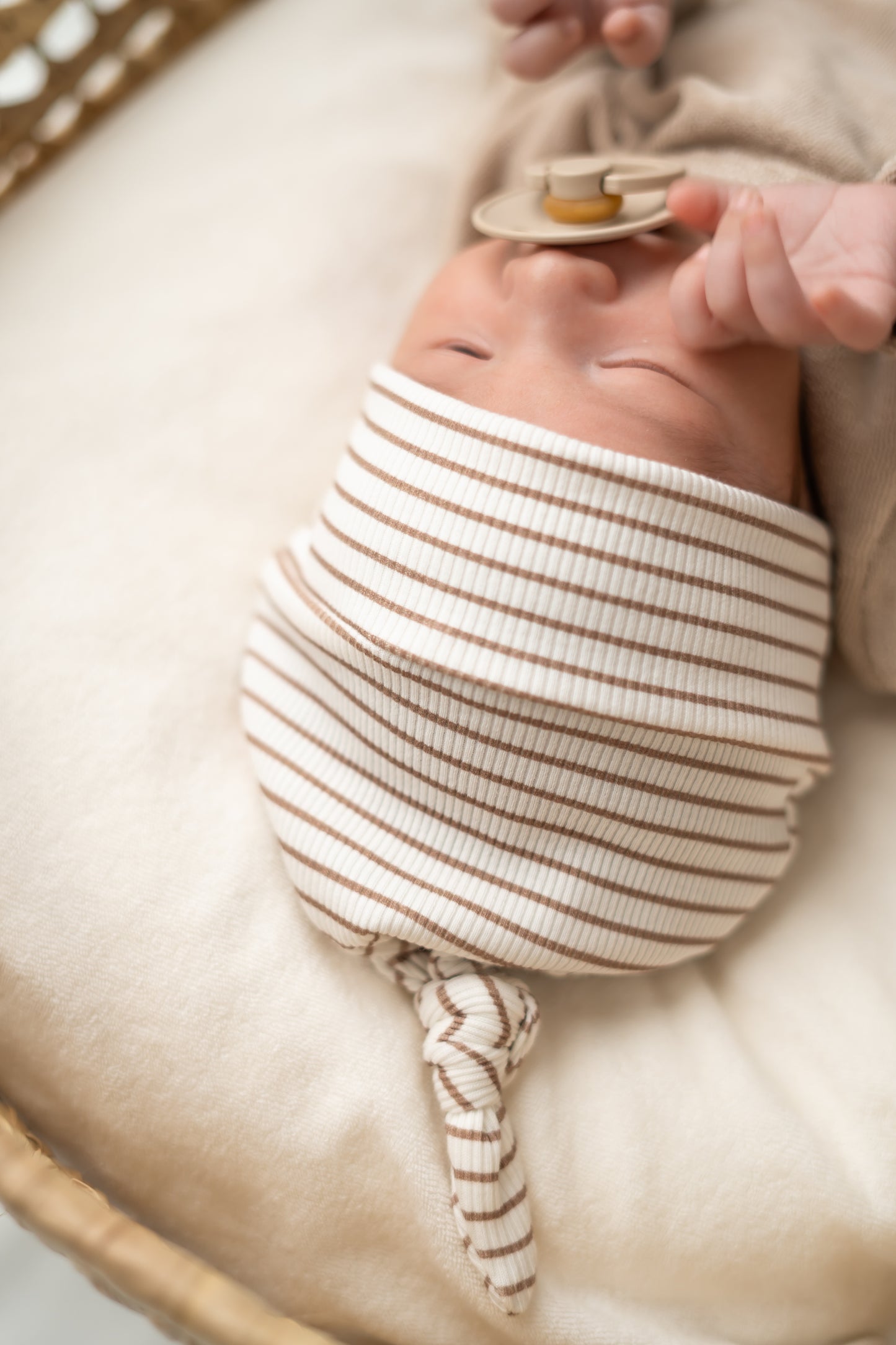 Prematuur mutsje Streepjes taupe (rib)