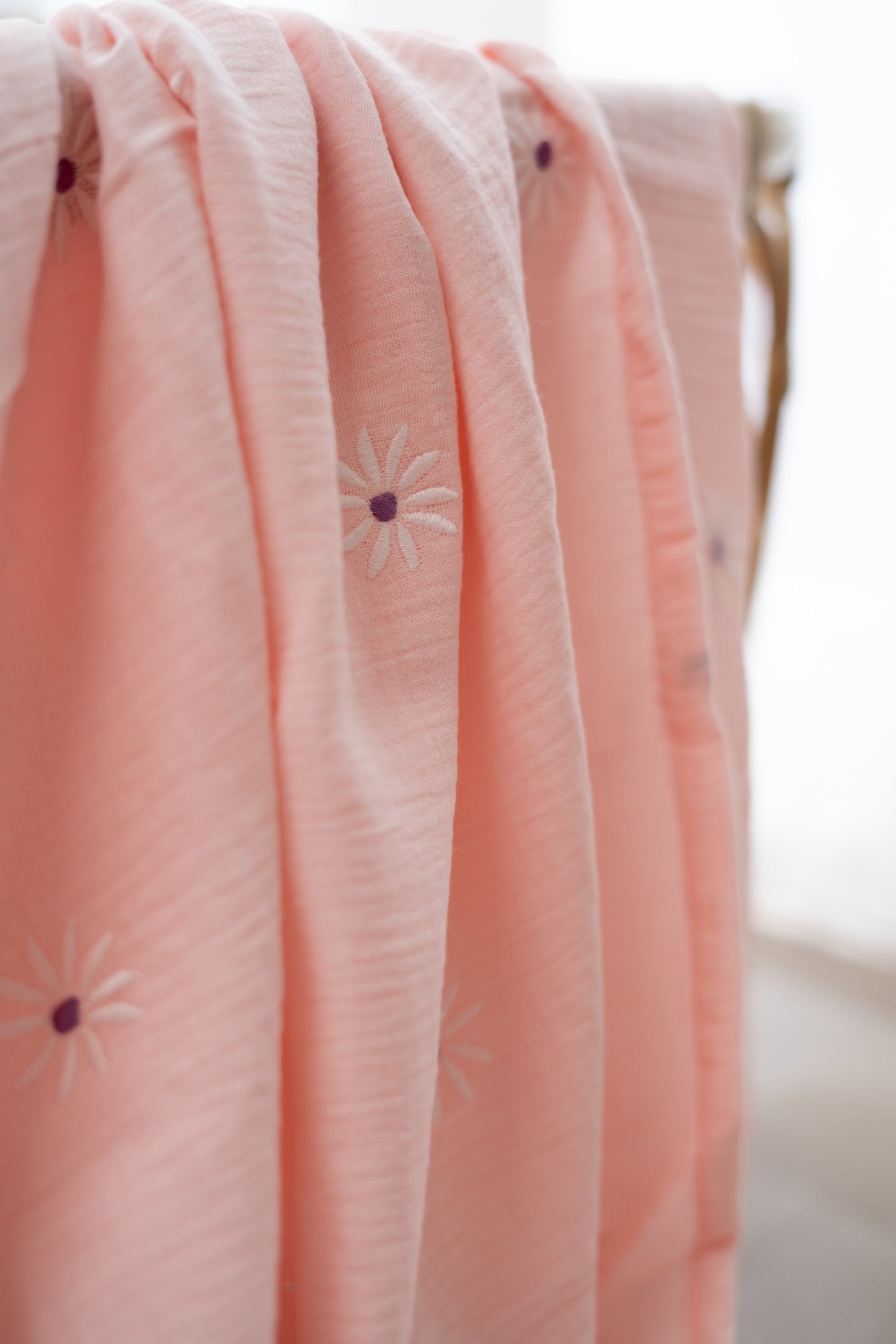 Hydrofiele doek XL Embroidery madelief roze
