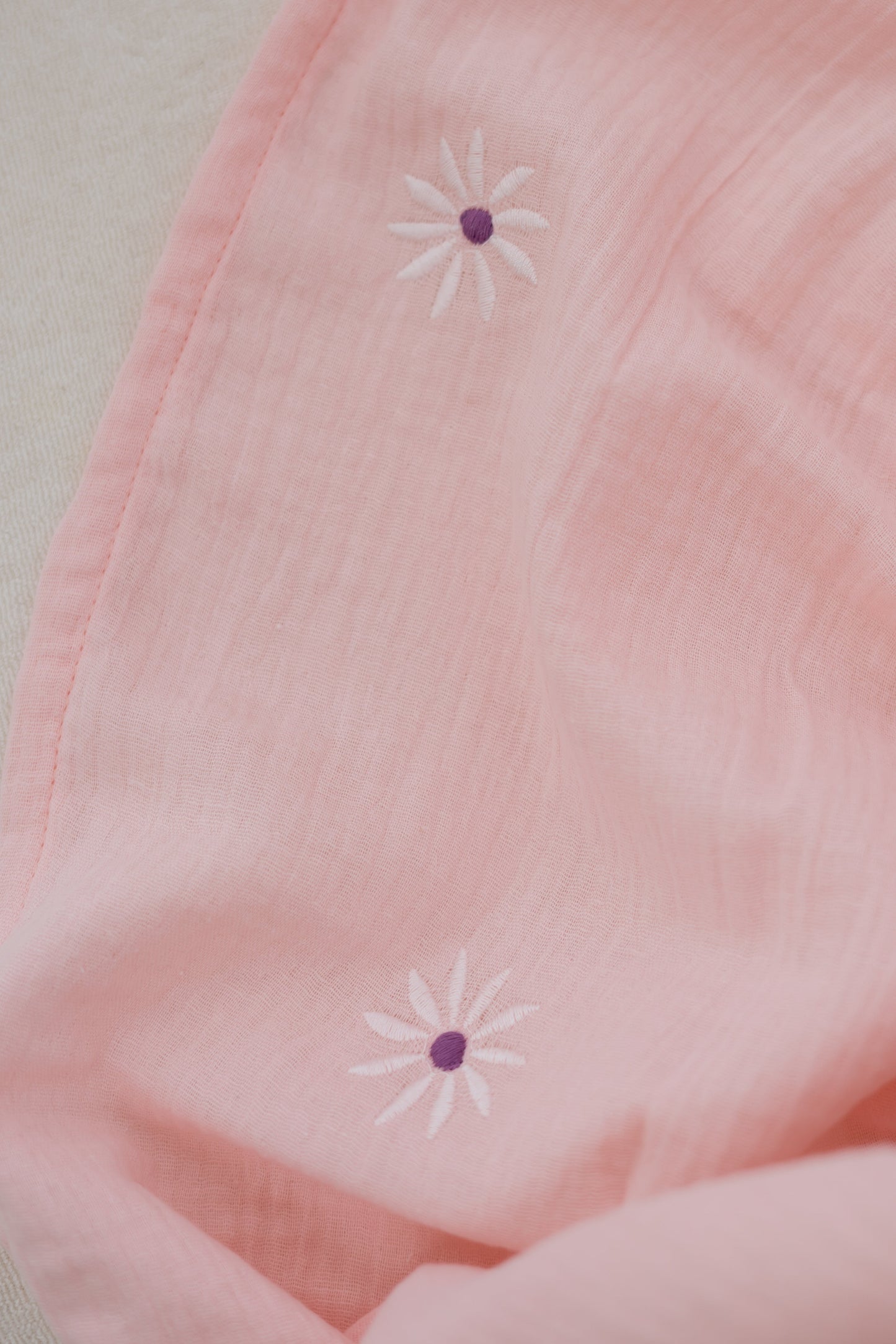 Hydrofiele doek XL Embroidery madelief roze